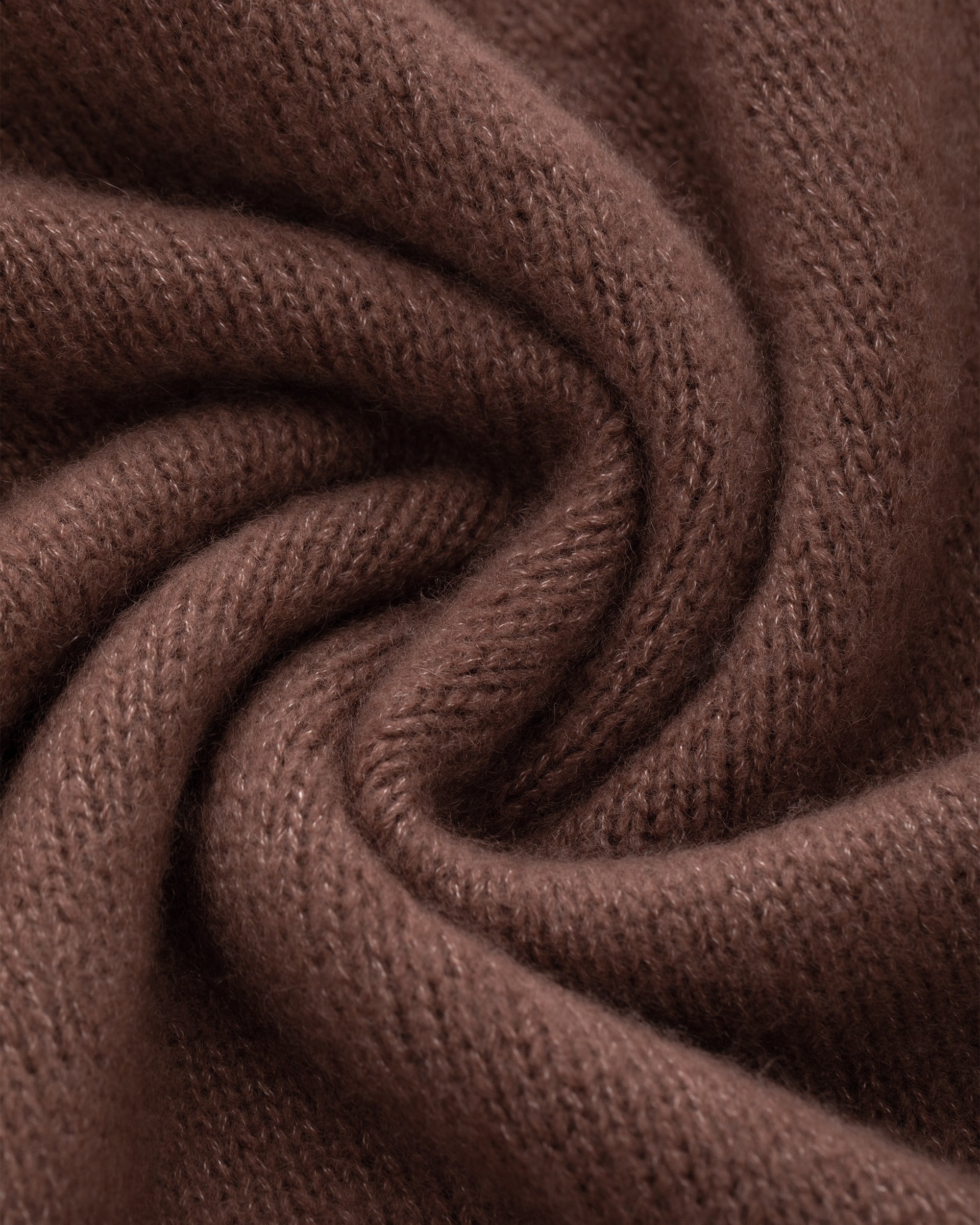 Damen Strickrock aus 75 % Kaschmir und 25 % Seide in Maple – glatt gestrickter Rock in grober Strickqualität mit strukturiertem, grafischem Strickmuster am Saum. Das Modell in figurbetonter A-Linie verfügt über eine Midi-Länge sowie einen Taillenbund mit Gummizug und verbindet zeitlose Eleganz mit modernem Tragekomfort.