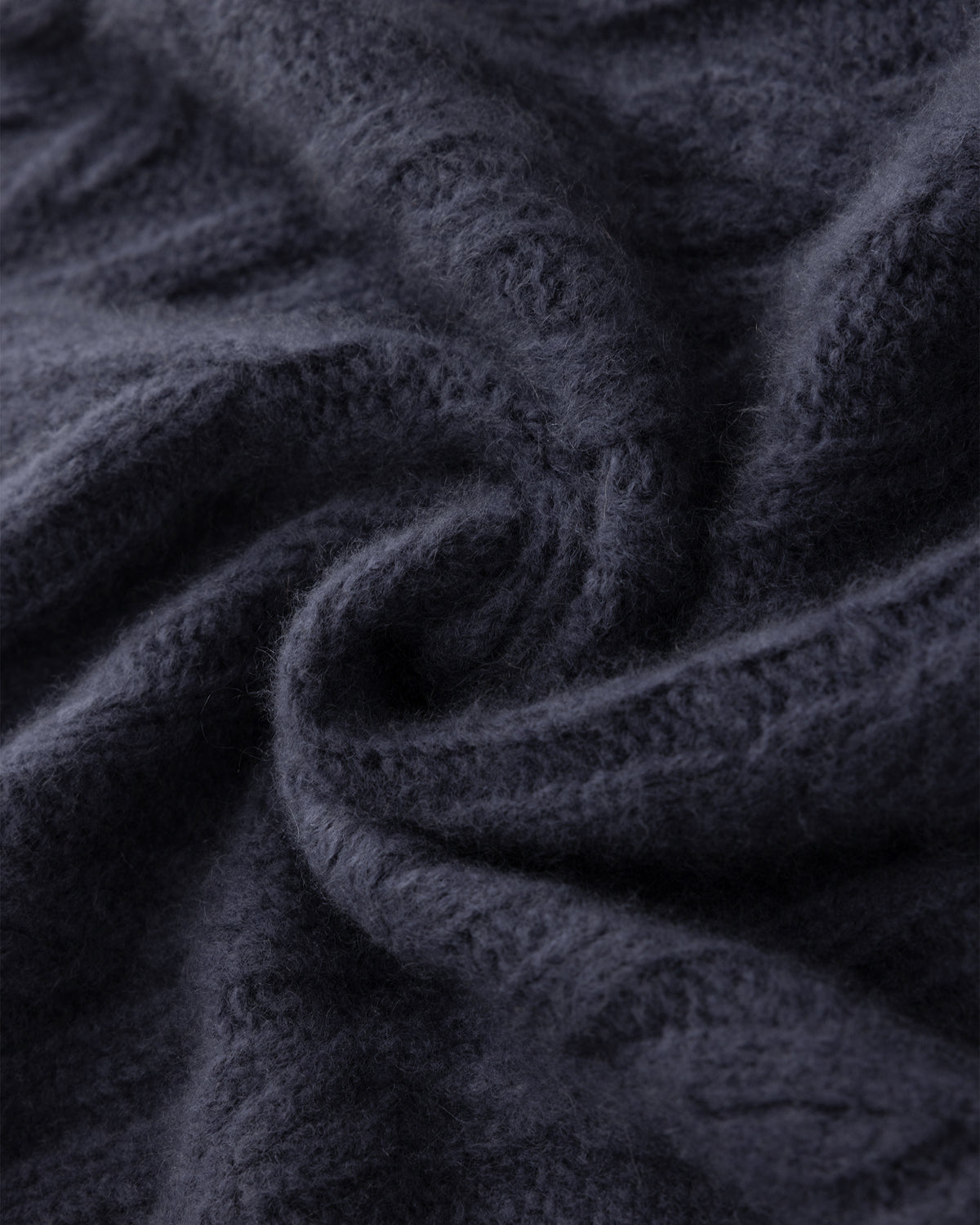 Damen Mantel aus 75% Kaschmir, 25% Seide in Graphite Grey – Mantel aus Grobstrick mit Strukturstrick aus Zopf- und Streifenmuster, breitem, überlappendem Kragen, zwei aufgesetzten Taschen auf Hüfthöhe und langen, weit geschnittenen Ärmeln.