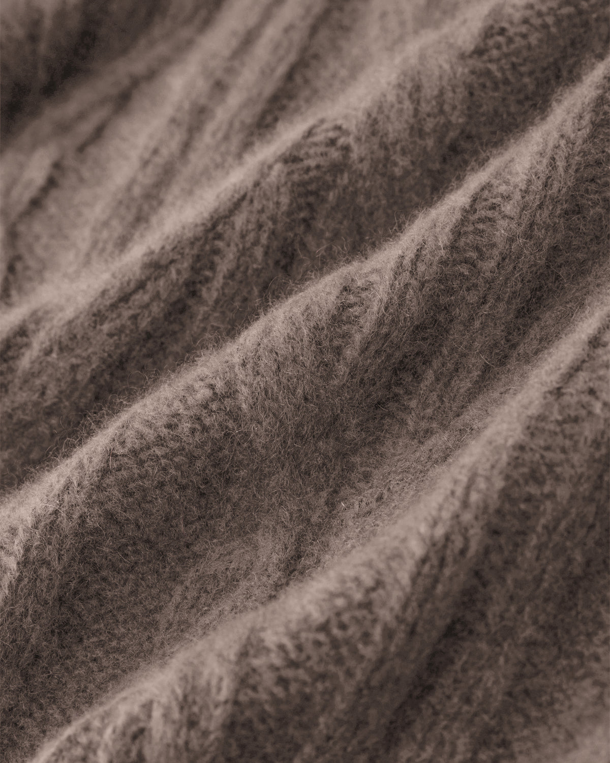 Damen Mantel aus 75% Kaschmir, 25% Seide in Natural Twine – Mantel aus Grobstrick mit Strukturstrick aus Zopf- und Streifenmuster, breitem, überlappendem Kragen, zwei aufgesetzten Taschen auf Hüfthöhe und langen, weit geschnittenen Ärmeln.