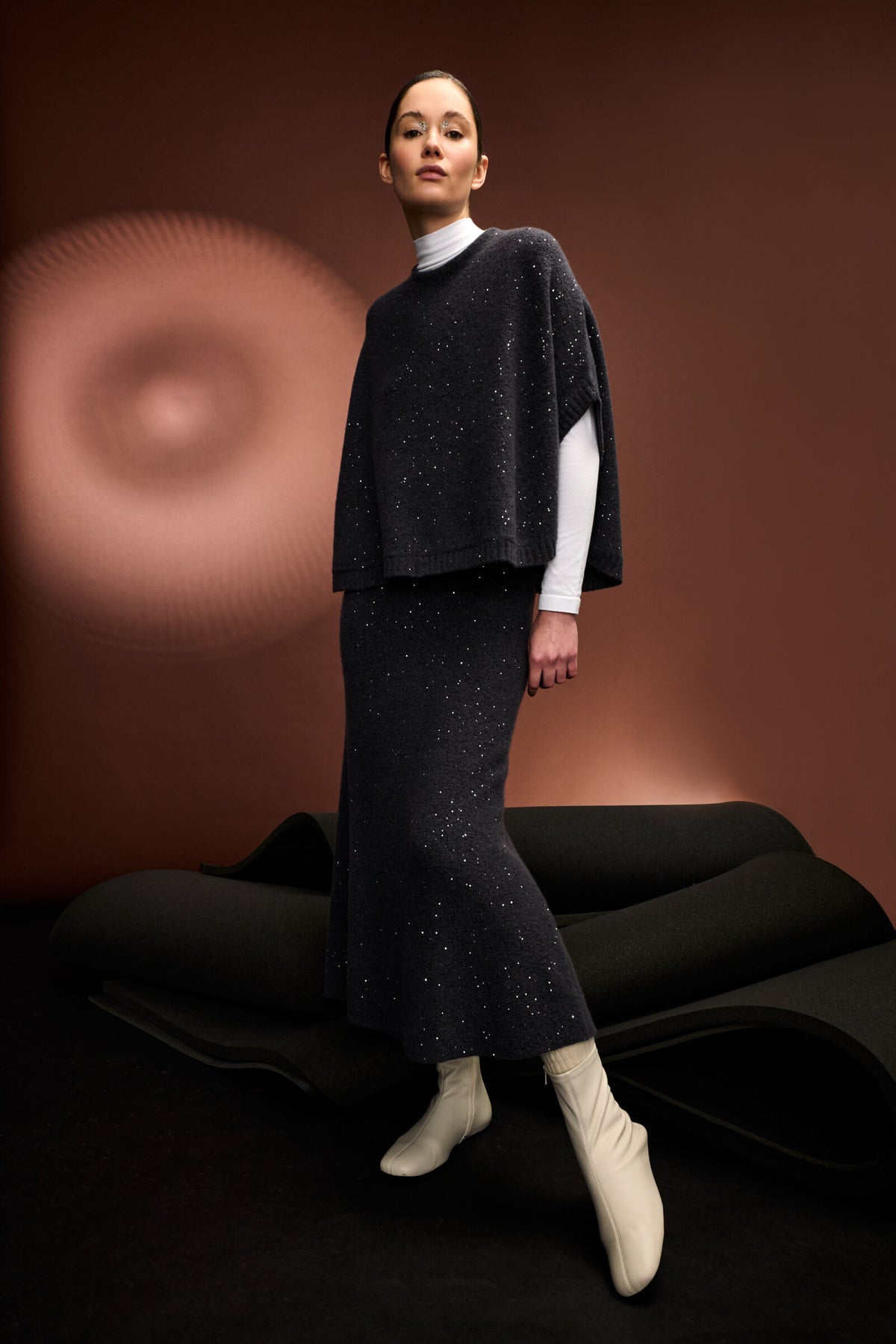 Damen Poncho aus 56% Kaschmir, 28% Baumwolle, 12% Polyamid, 2% Pailletten, 2% Elastan in Graphite Grey – Poncho mit Rundhalsausschnitt und eingearbeiteten Pailletten.