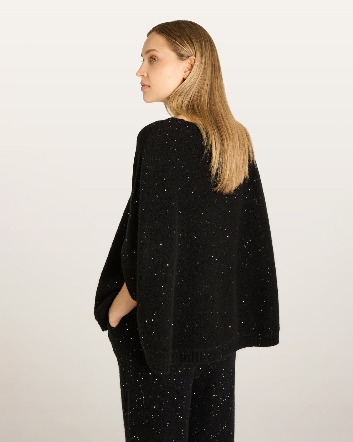 Damen Poncho aus 56% Kaschmir, 28% Baumwolle, 12% Polyamid, 2% Pailletten, 2% Elastan in Black – Poncho mit Rundhalsausschnitt und eingearbeiteten Pailletten.