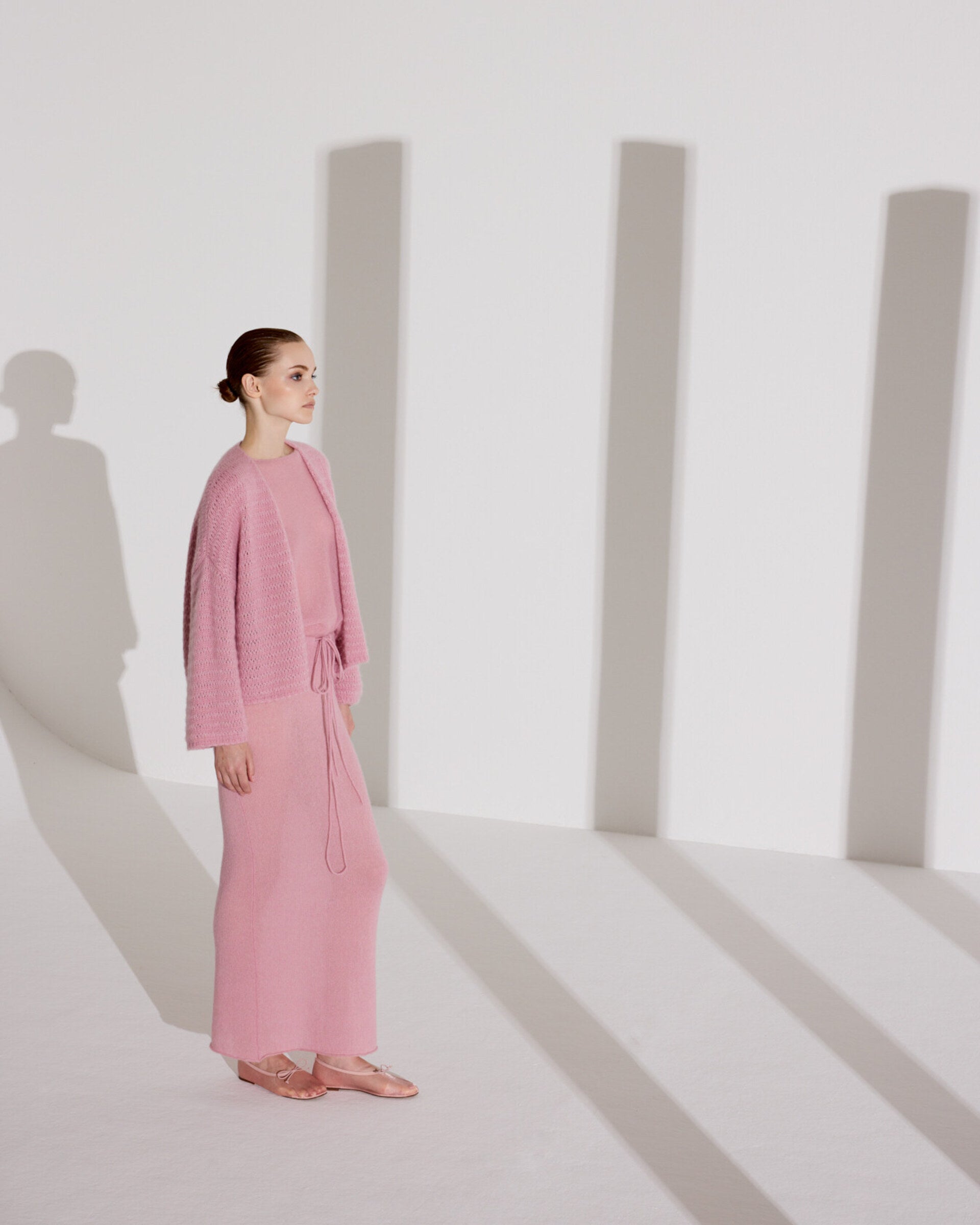 Damen Jacket aus 75 % Kaschmir und 25 % Seide in light raspberry (rosa) – glatt gestrickter Pullover in Streifenoptik mit oversized Passform, überschnittener Schulter, langen weiten Ärmeln, kleinen Rippbündchen an Ärmeln und Saum sowie einem verdeckten Kunststoffknopf