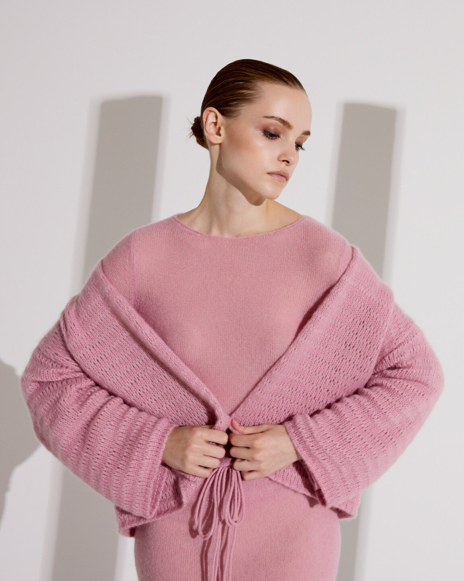 Damen Jacket aus 75 % Kaschmir und 25 % Seide in light raspberry (rosa) – glatt gestrickter Pullover in Streifenoptik mit oversized Passform, überschnittener Schulter, langen weiten Ärmeln, kleinen Rippbündchen an Ärmeln und Saum sowie einem verdeckten Kunststoffknopf