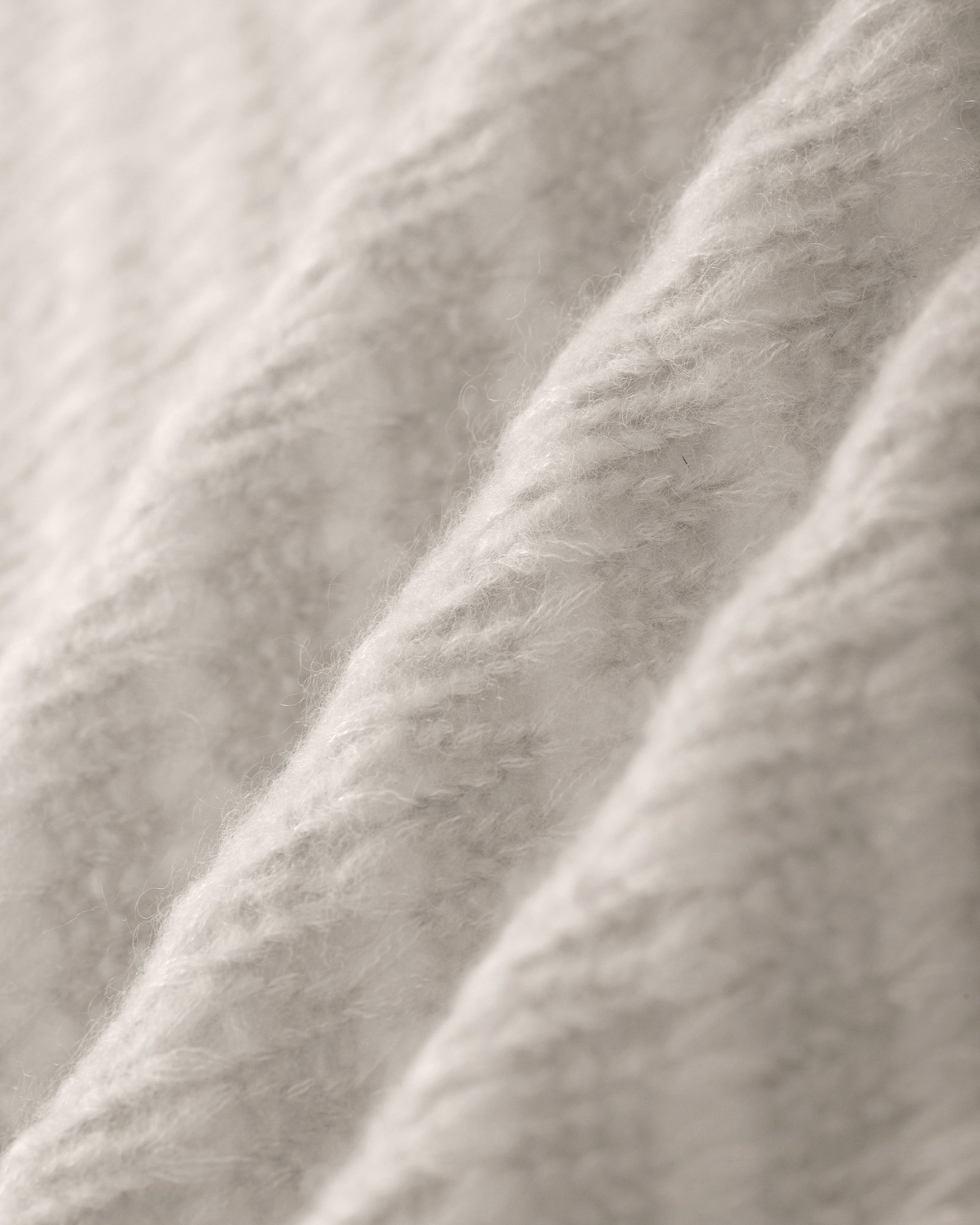 Damen Jacket aus 75 % Kaschmir und 25 % Seide in royal silver (grau) – glatt gestrickter Pullover in Streifenoptik mit oversized Passform, überschnittener Schulter, langen weiten Ärmeln, kleinen Rippbündchen an Ärmeln und Saum sowie einem verdeckten Kunststoffknopf