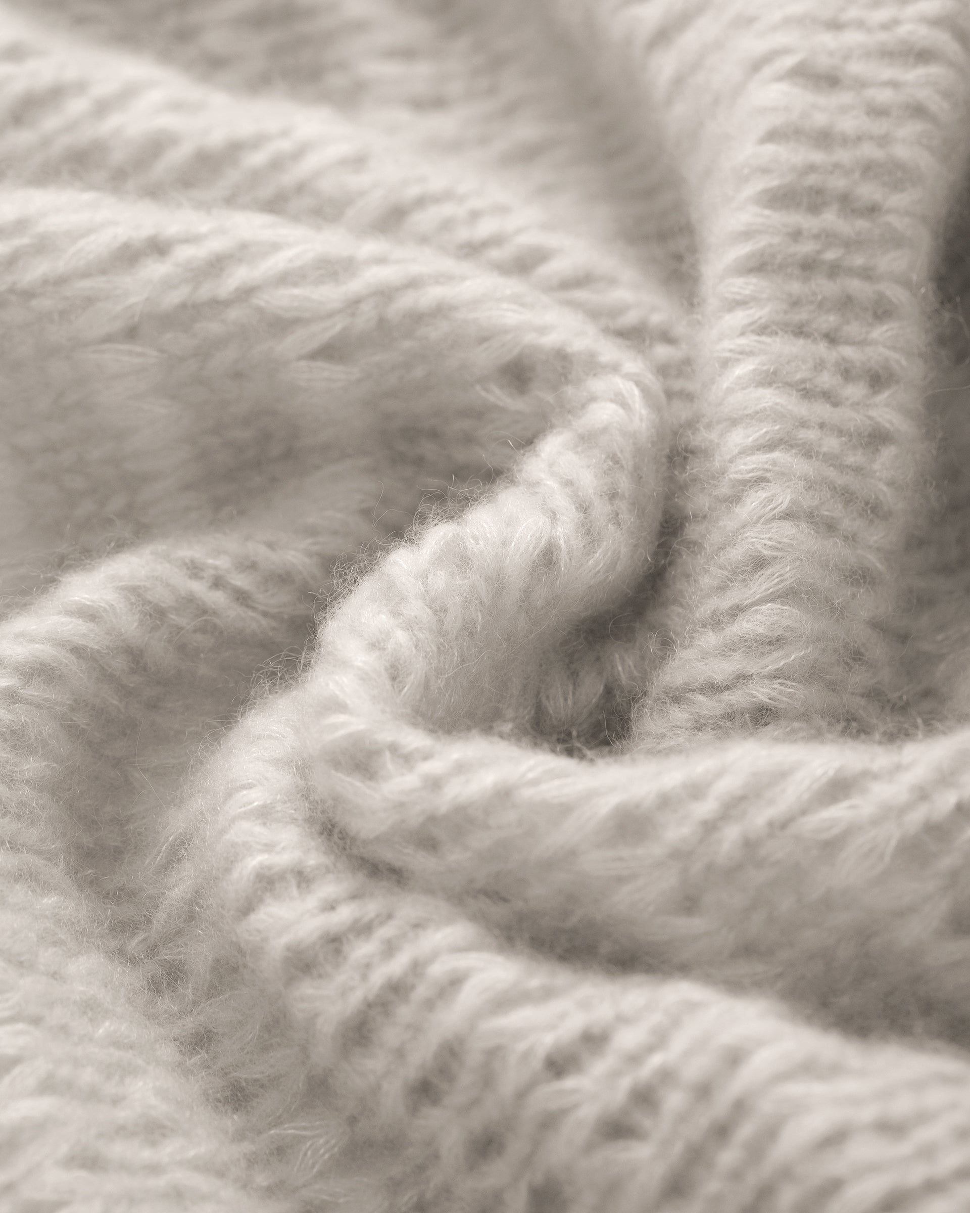 Damen Jacket aus 75 % Kaschmir und 25 % Seide in royal silver (grau) – glatt gestrickter Pullover in Streifenoptik mit oversized Passform, überschnittener Schulter, langen weiten Ärmeln, kleinen Rippbündchen an Ärmeln und Saum sowie einem verdeckten Kunststoffknopf