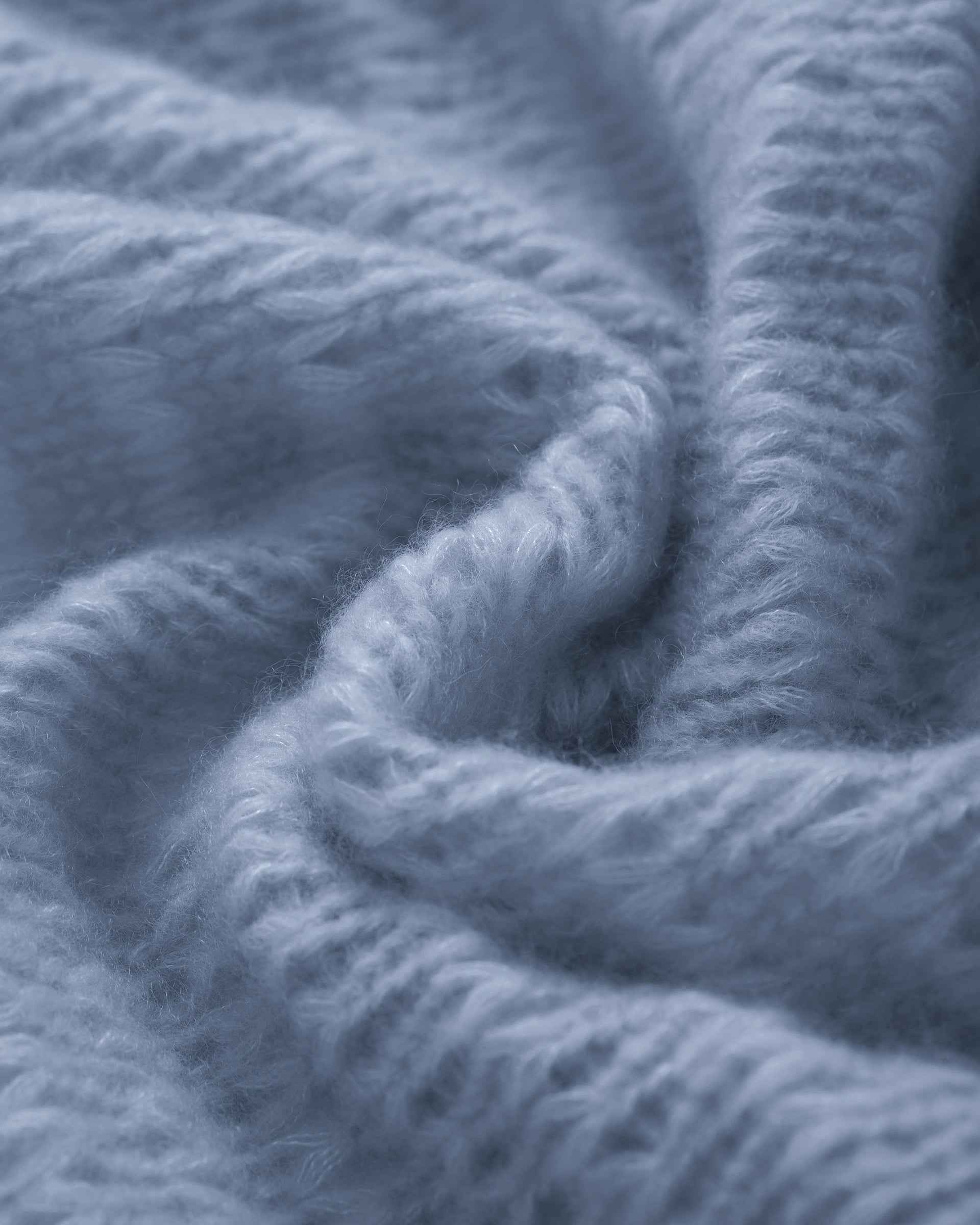 Damen Jacket aus 75 % Kaschmir und 25 % Seide in sky blue (blau) – glatt gestrickter Pullover in Streifenoptik mit oversized Passform, überschnittener Schulter, langen weiten Ärmeln, kleinen Rippbündchen an Ärmeln und Saum sowie einem verdeckten Kunststoffknopf