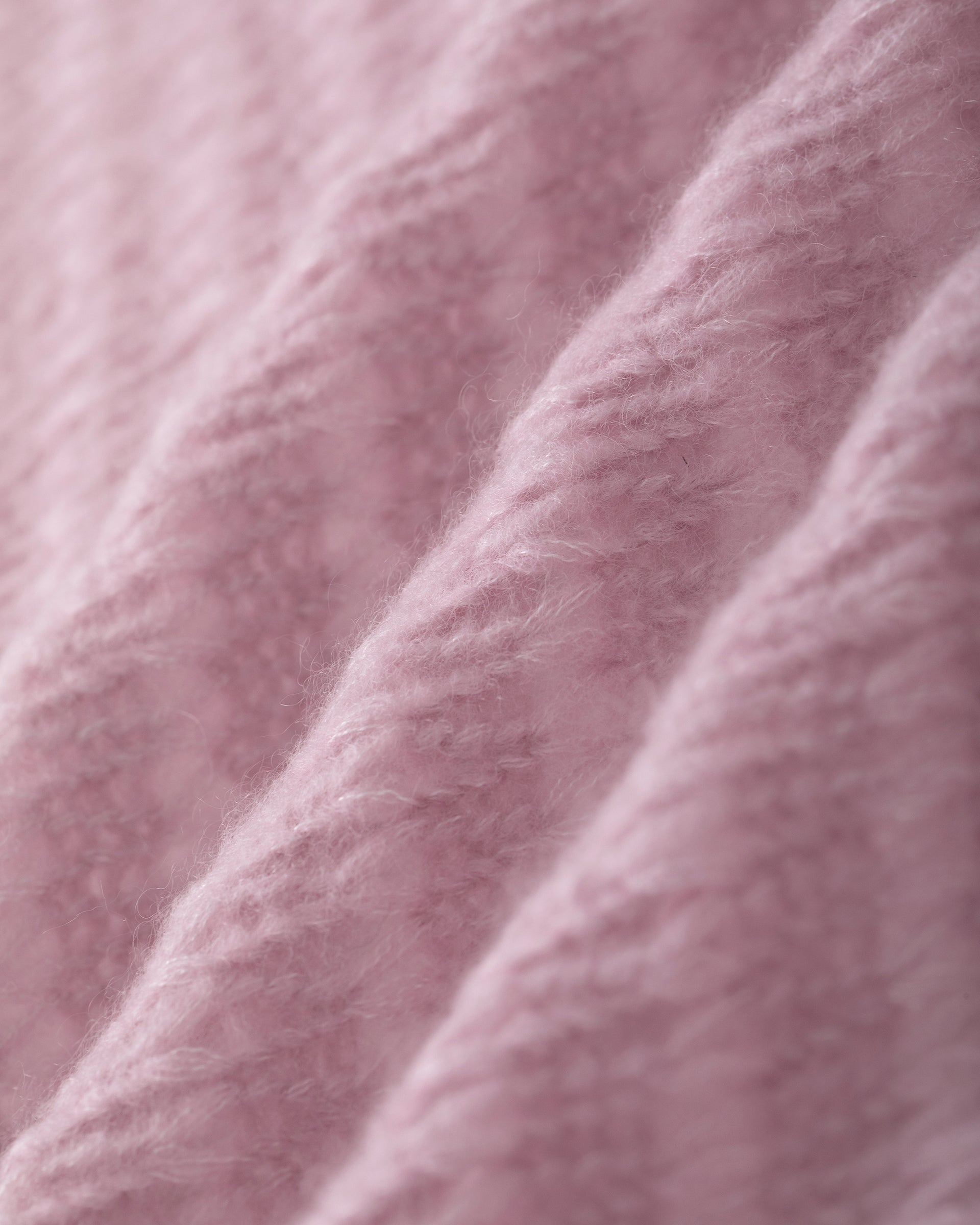 Damen Jacket aus 75 % Kaschmir und 25 % Seide in light raspberry (rosa) – glatt gestrickter Pullover in Streifenoptik mit oversized Passform, überschnittener Schulter, langen weiten Ärmeln, kleinen Rippbündchen an Ärmeln und Saum sowie einem verdeckten Kunststoffknopf