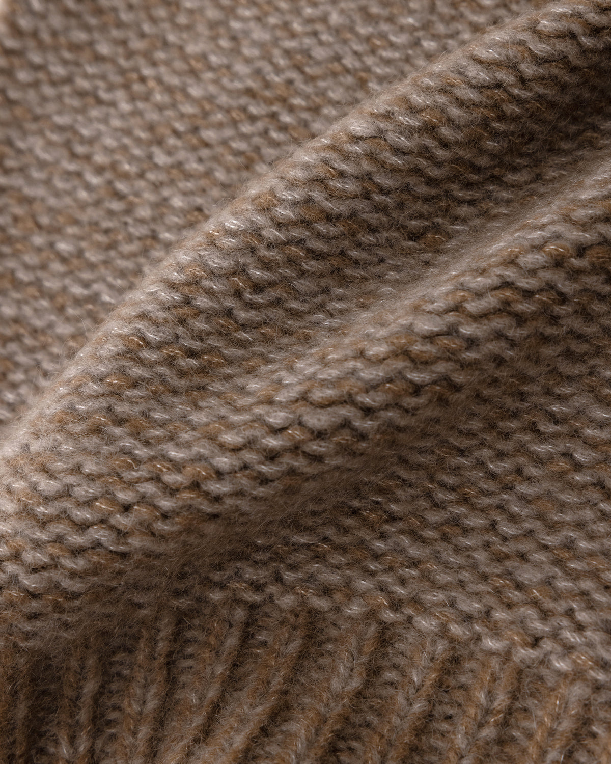 Mütze aus 75% Kaschmir, 25% Seide in Cocoa Twine – Mütze mit Rippstruktur am Saum.