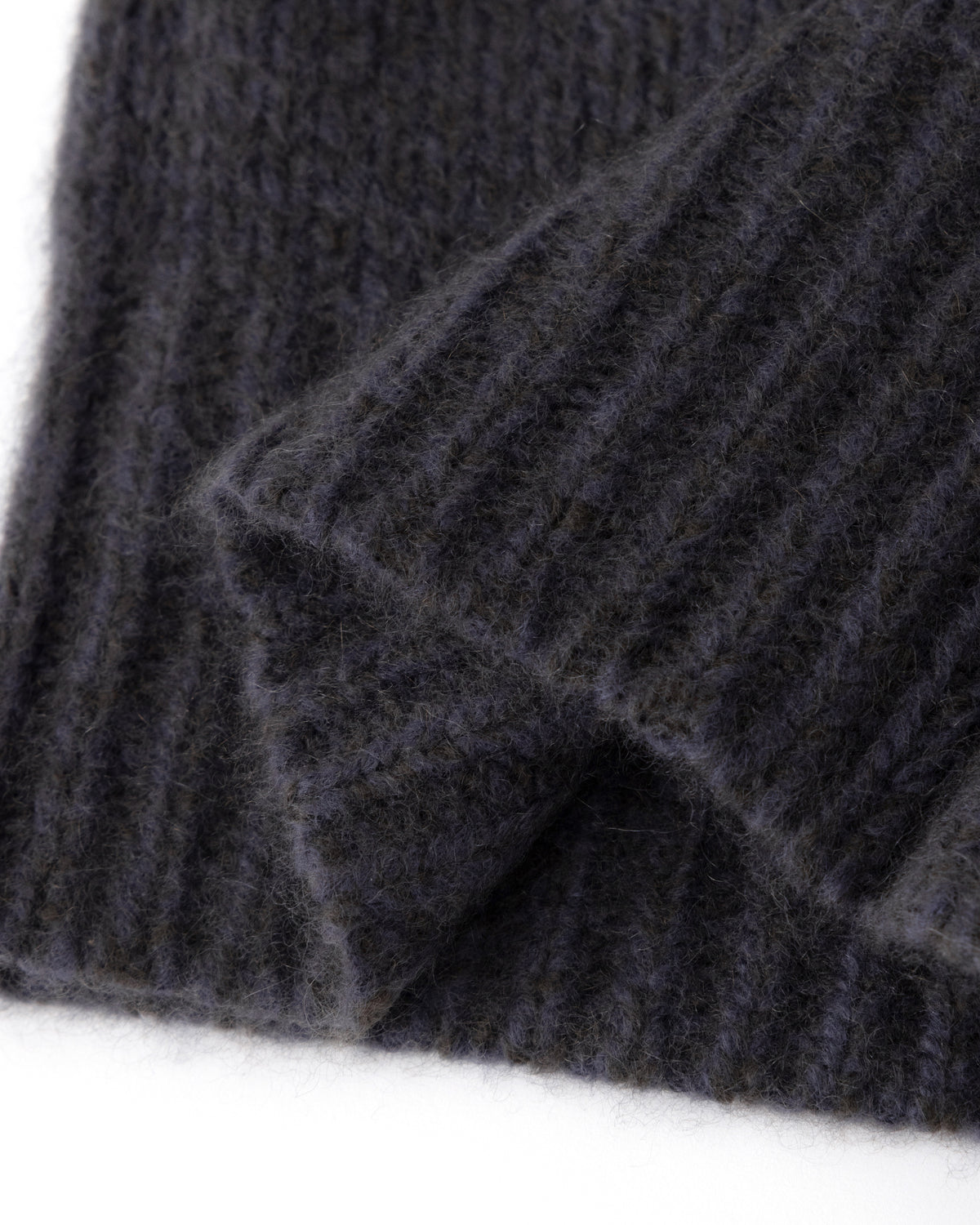 Mütze aus 75% Kaschmir, 25% Seide in Forest Grey – Mütze mit Rippstruktur am Saum.