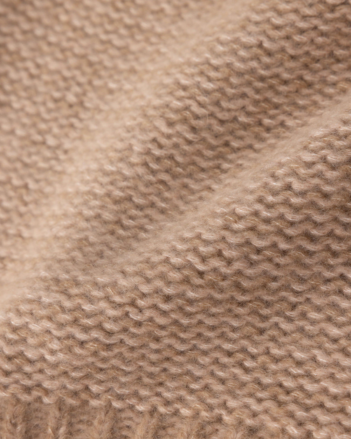 Mütze aus 75% Kaschmir, 25% Seide in Sand Rose – Mütze mit Rippstruktur am Saum.