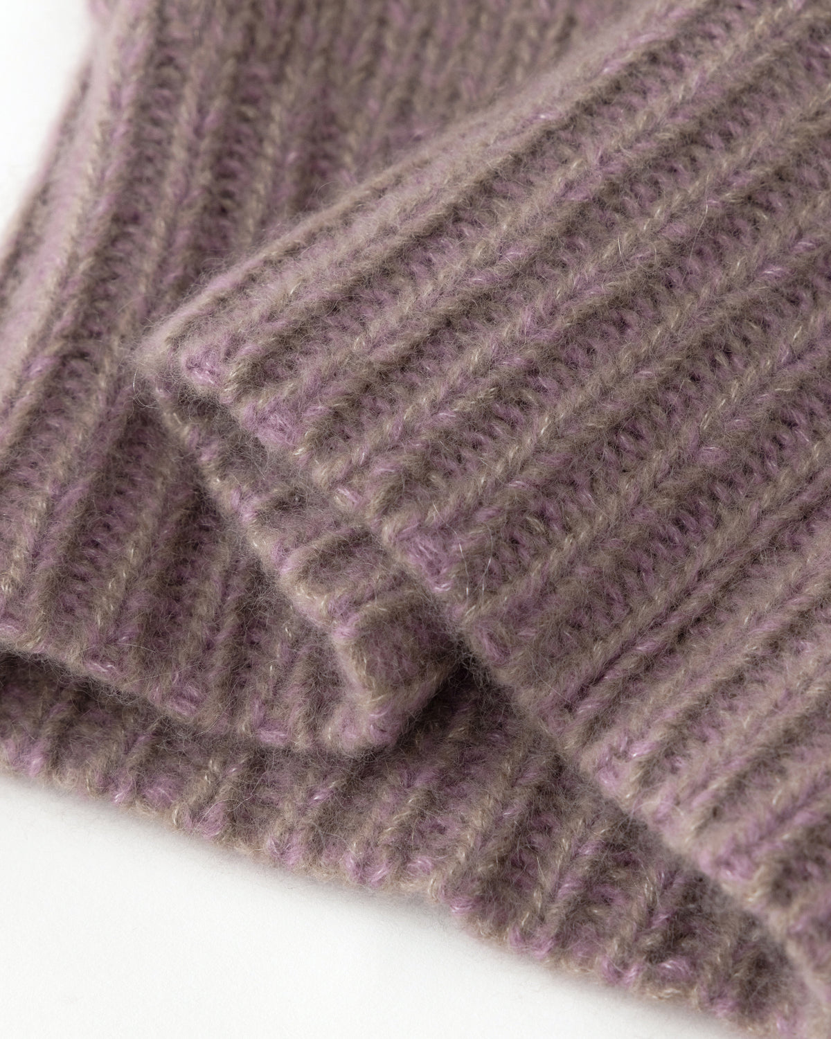 Mütze aus 75% Kaschmir, 25% Seide in Twine Lilac – Mütze mit Rippstruktur am Saum.
