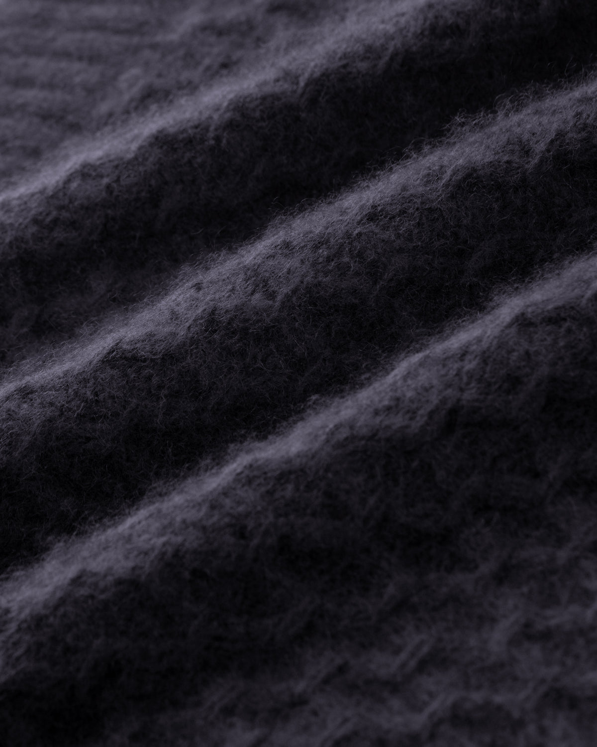 Damen Cardigan aus 75 % Kaschmir und 25 % Seide in Graphite Grey – Cardigan mit grafischem Zopfstrickmuster in mittelschwerer Qualität mit körperbetonter, gerader Passform, Rundhalsausschnitt mit Kragen in Rippstruktur sowie klassischer Schulterform und langen, schmalen Ärmeln. Ärmelbündchen und Saum sind in Rippstruktur gearbeitet. Eine gerippte Knopfleiste mit Knöpfen aus waschbarem Leder rundet das Design stilvoll ab.