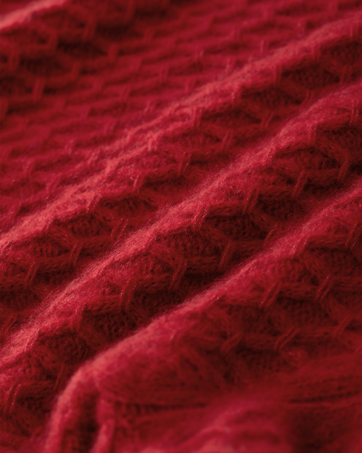 Damen Cardigan aus 75 % Kaschmir und 25 % Seide in Royal Garnet – Cardigan mit grafischem Zopfstrickmuster in mittelschwerer Qualität mit körperbetonter, gerader Passform, Rundhalsausschnitt mit Kragen in Rippstruktur sowie klassischer Schulterform und langen, schmalen Ärmeln. Ärmelbündchen und Saum sind in Rippstruktur gearbeitet. Eine gerippte Knopfleiste mit Knöpfen aus waschbarem Leder rundet das Design stilvoll ab.