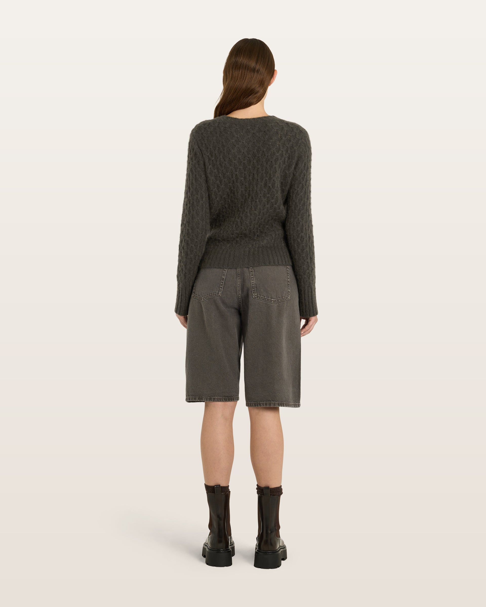 Damen Cardigan aus 75 % Kaschmir und 25 % Seide in Black Forest – Cardigan mit grafischem Zopfstrickmuster in mittelschwerer Qualität mit körperbetonter, gerader Passform, Rundhalsausschnitt mit Kragen in Rippstruktur sowie klassischer Schulterform und langen, schmalen Ärmeln. Ärmelbündchen und Saum sind in Rippstruktur gearbeitet. Eine gerippte Knopfleiste mit Knöpfen aus waschbarem Leder rundet das Design stilvoll ab.