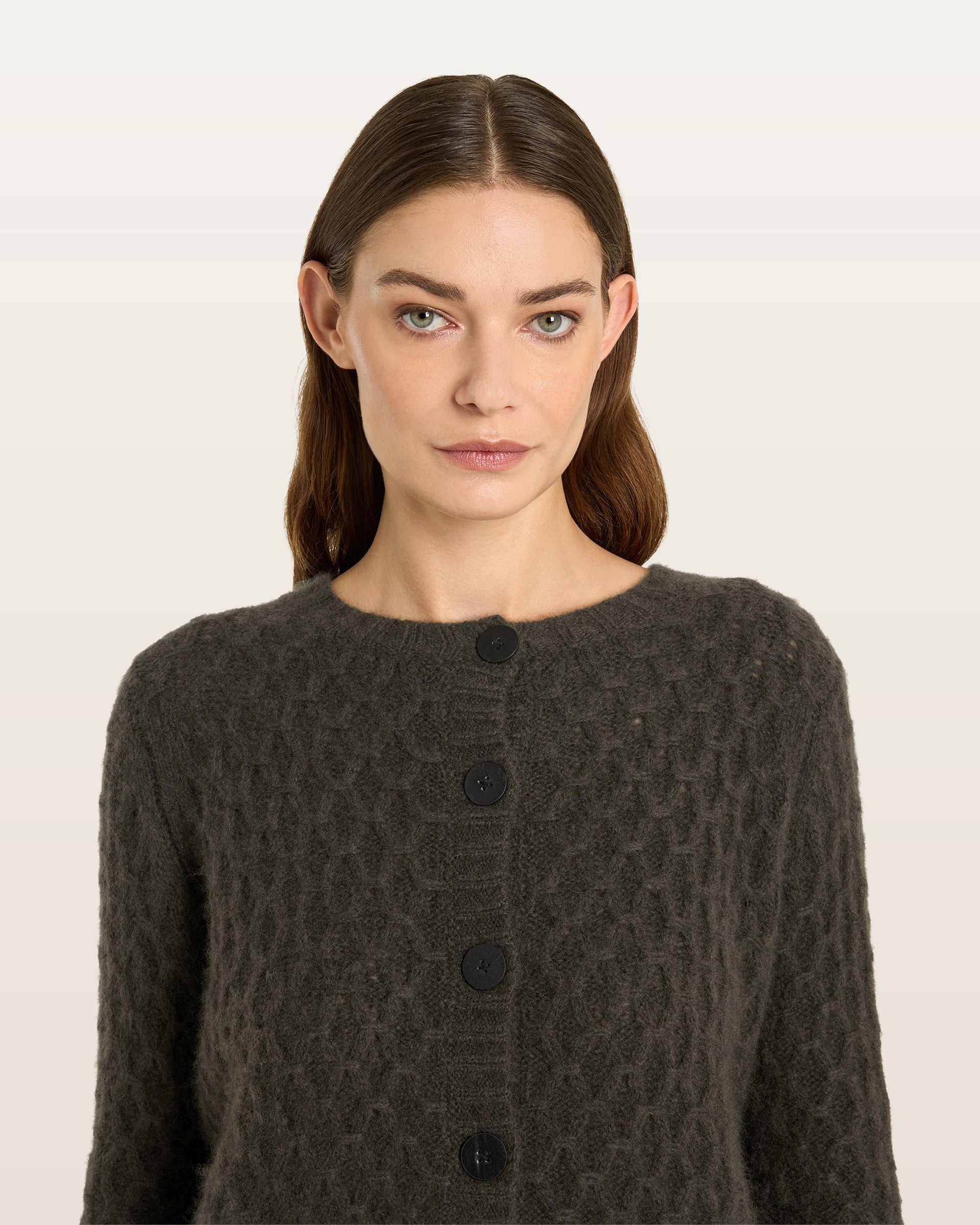 Damen Cardigan aus 75 % Kaschmir und 25 % Seide in Black Forest – Cardigan mit grafischem Zopfstrickmuster in mittelschwerer Qualität mit körperbetonter, gerader Passform, Rundhalsausschnitt mit Kragen in Rippstruktur sowie klassischer Schulterform und langen, schmalen Ärmeln. Ärmelbündchen und Saum sind in Rippstruktur gearbeitet. Eine gerippte Knopfleiste mit Knöpfen aus waschbarem Leder rundet das Design stilvoll ab.