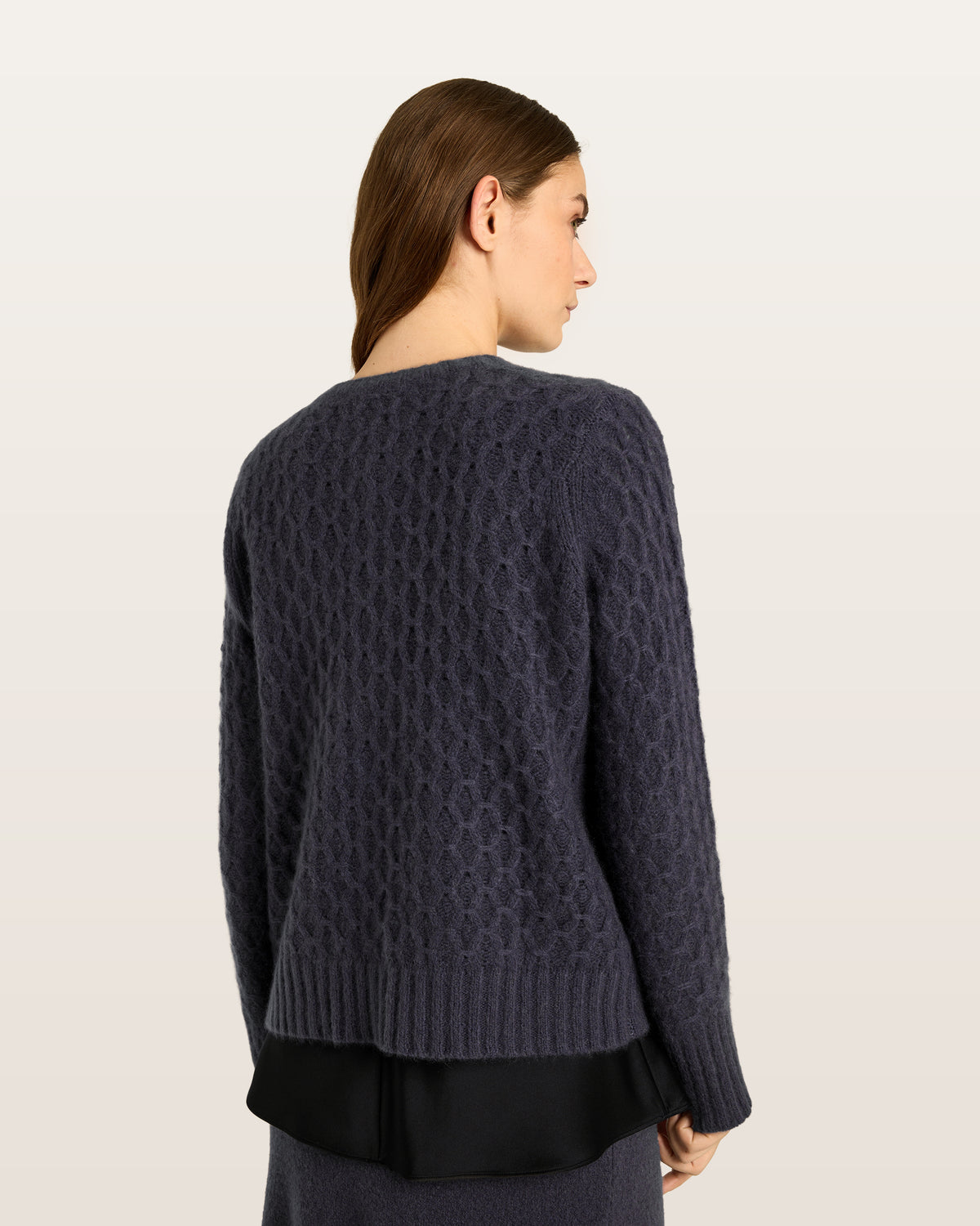 Damen Cardigan aus 75 % Kaschmir und 25 % Seide in Graphite Grey – Cardigan mit grafischem Zopfstrickmuster in mittelschwerer Qualität mit körperbetonter, gerader Passform, Rundhalsausschnitt mit Kragen in Rippstruktur sowie klassischer Schulterform und langen, schmalen Ärmeln. Ärmelbündchen und Saum sind in Rippstruktur gearbeitet. Eine gerippte Knopfleiste mit Knöpfen aus waschbarem Leder rundet das Design stilvoll ab.