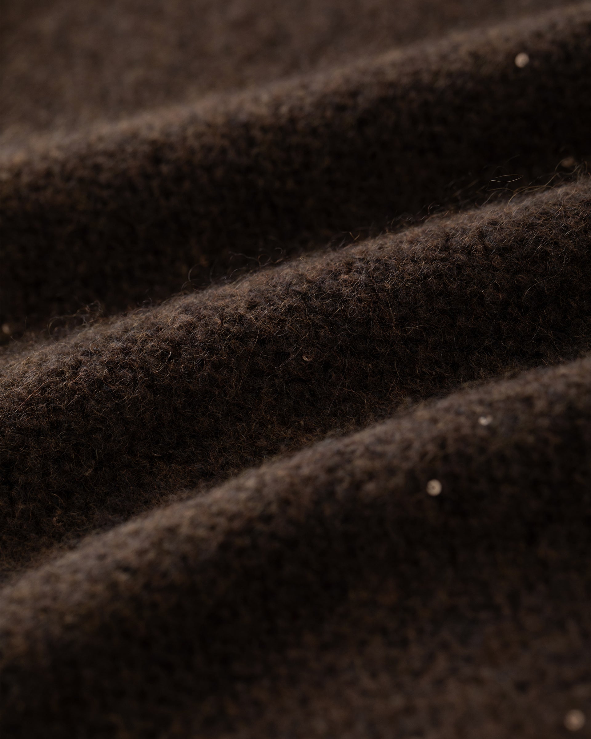 Damen Pullover aus 67 % Kaschmir, 32 % Seide und 1 % Pailletten in Echo – links gestrickter Pullover in mittelschwerer Qualität mit relaxter Passform, Rundhalsausschnitt mit Kragen in Rippstruktur, Raglanärmeln sowie langen, relaxten Ärmeln. Ärmelbündchen und Saum sind in Rippstruktur gearbeitet. Dezent eingearbeitete Pailletten verleihen dem Modell einen eleganten, schimmernden Akzent.
