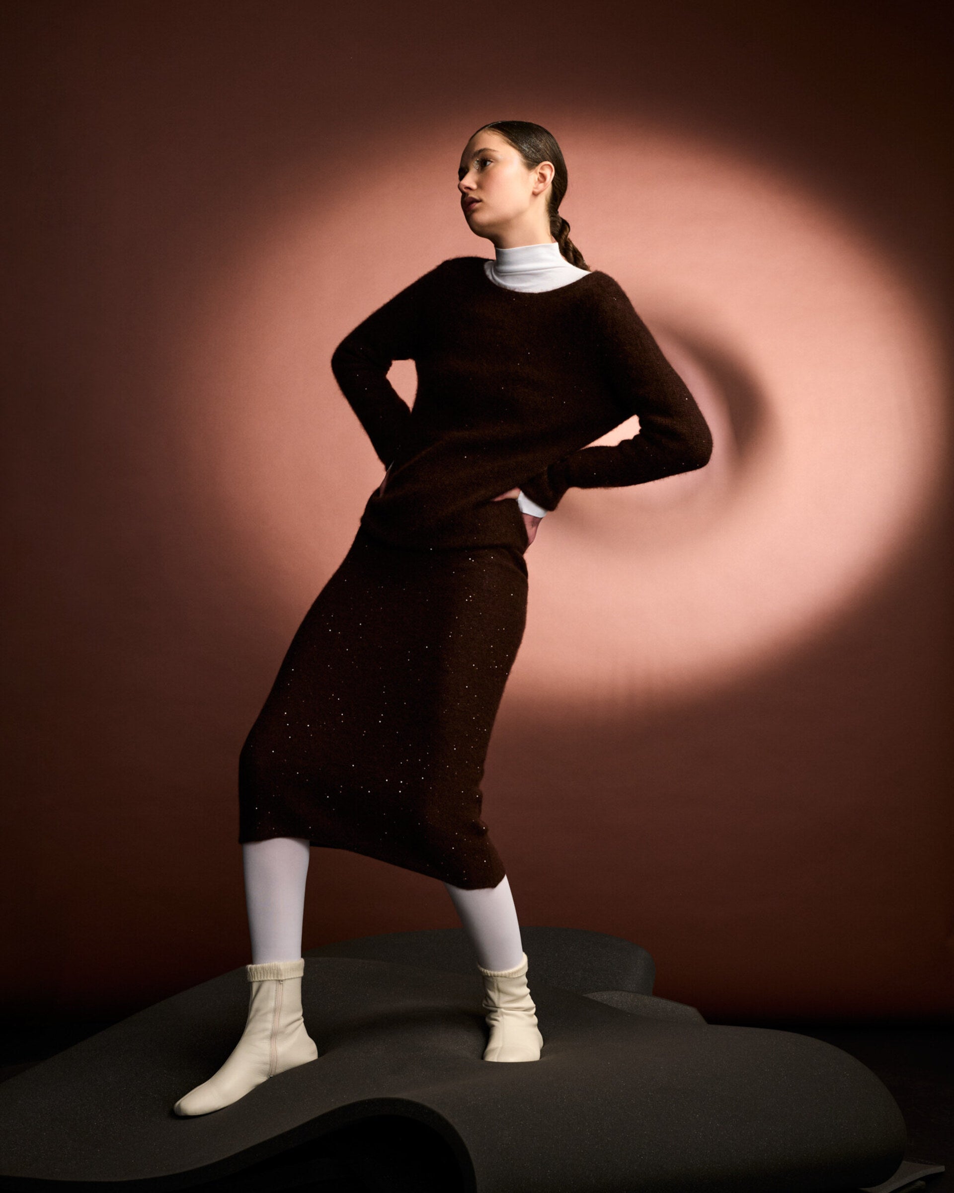 Damen Pullover aus 67 % Kaschmir, 32 % Seide und 1 % Pailletten in Echo – links gestrickter Pullover in mittelschwerer Qualität mit relaxter Passform, Rundhalsausschnitt mit Kragen in Rippstruktur, Raglanärmeln sowie langen, relaxten Ärmeln. Ärmelbündchen und Saum sind in Rippstruktur gearbeitet. Dezent eingearbeitete Pailletten verleihen dem Modell einen eleganten, schimmernden Akzent.