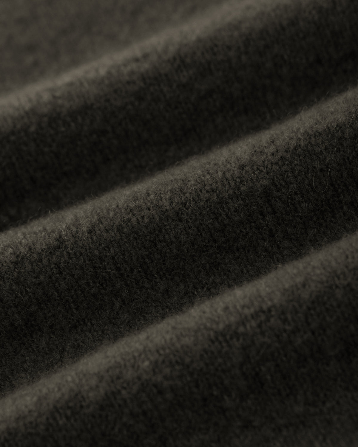 Damen Strickhose aus 80 % Kaschmir, 18 % Polyamid und 2 % Elastan in Black Forest – glatt gestrickte Hose in mittelschwerer Qualität mit gefilzter, besonders elastischer Oberfläche. Das Modell verfügt über einen Bund mit Gummizug, aufgesetzte Taschen sowie ein zum Saum hin ausgestelltes Bein und vereint hohen Tragekomfort mit einer modernen Silhouette.