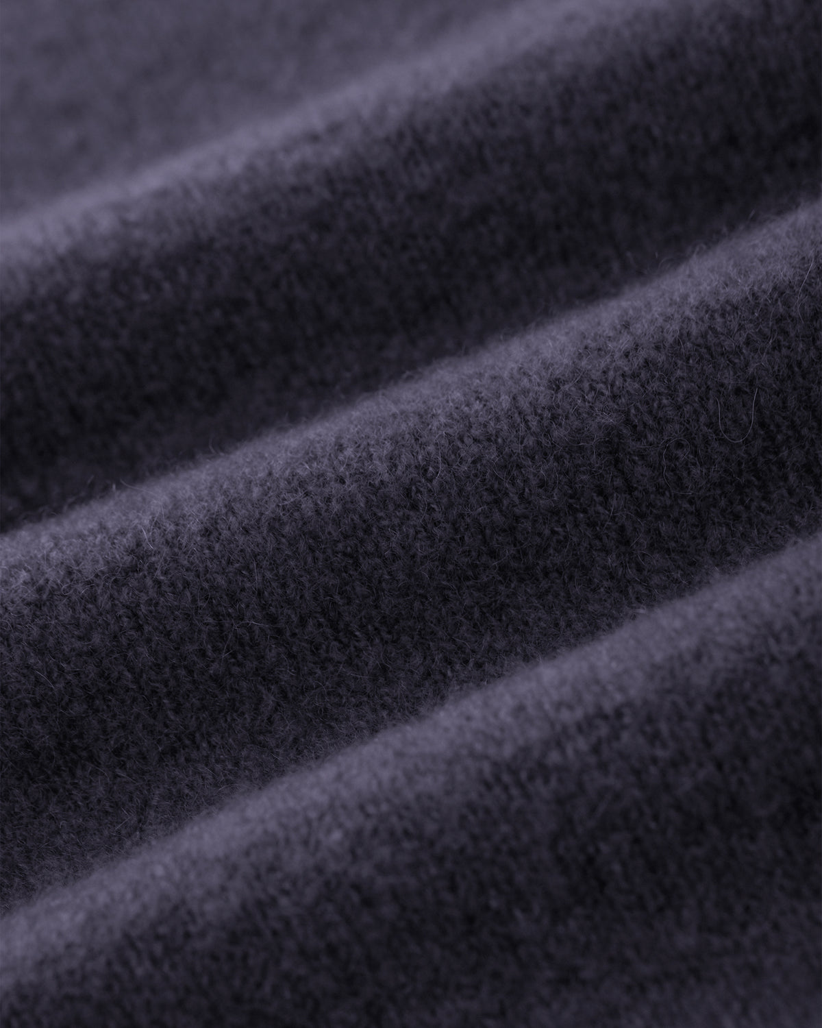 Damen Strickhose aus 80 % Kaschmir, 18 % Polyamid und 2 % Elastan in Graphite Grey – glatt gestrickte Hose in mittelschwerer Qualität mit gefilzter, besonders elastischer Oberfläche. Das Modell verfügt über einen Bund mit Gummizug, aufgesetzte Taschen sowie ein zum Saum hin ausgestelltes Bein und vereint hohen Tragekomfort mit einer modernen Silhouette.