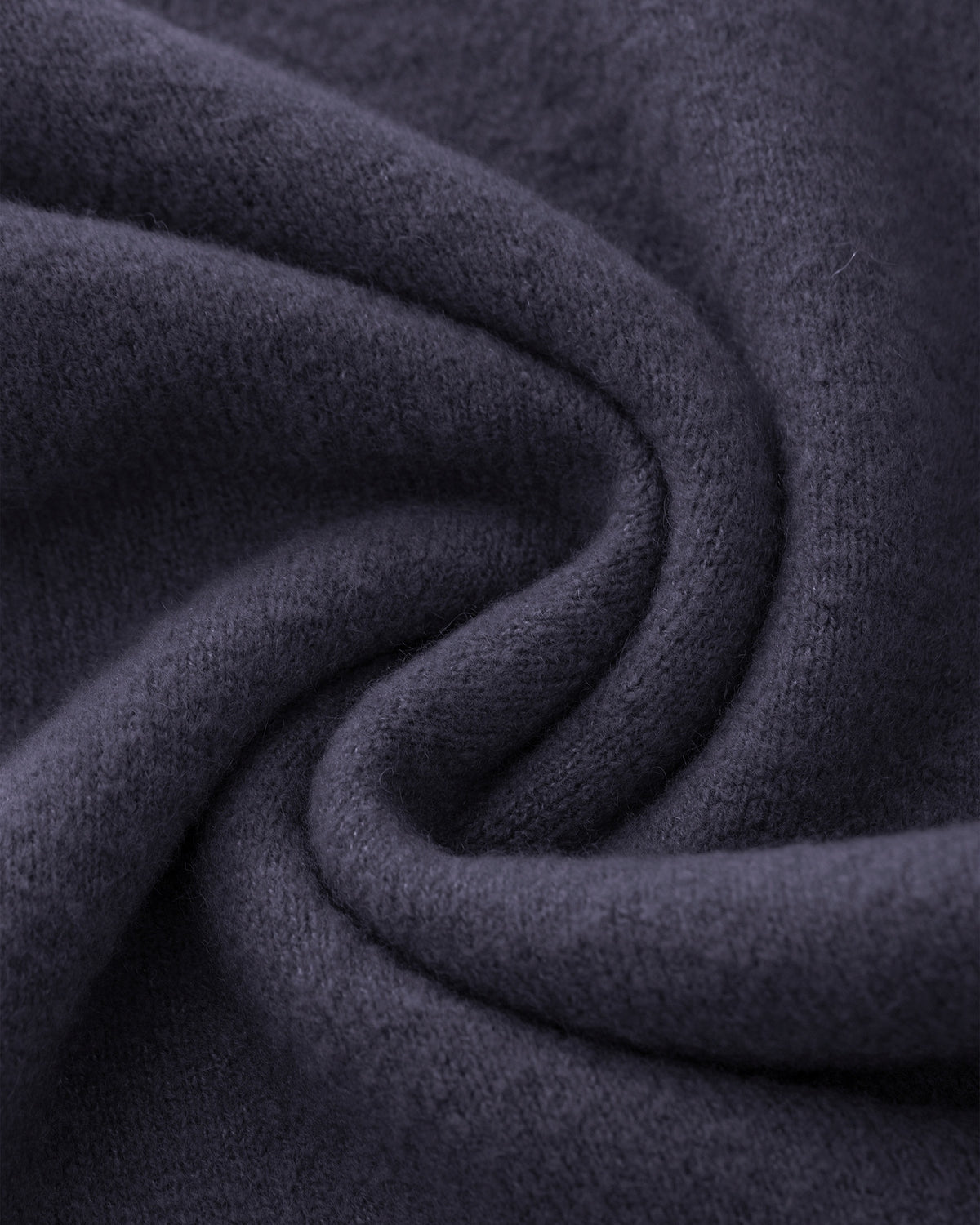 Damen Strickhose aus 80 % Kaschmir, 18 % Polyamid und 2 % Elastan in Graphite Grey – glatt gestrickte Hose in mittelschwerer Qualität mit gefilzter, besonders elastischer Oberfläche. Das Modell verfügt über einen Bund mit Gummizug, aufgesetzte Taschen sowie ein zum Saum hin ausgestelltes Bein und vereint hohen Tragekomfort mit einer modernen Silhouette.