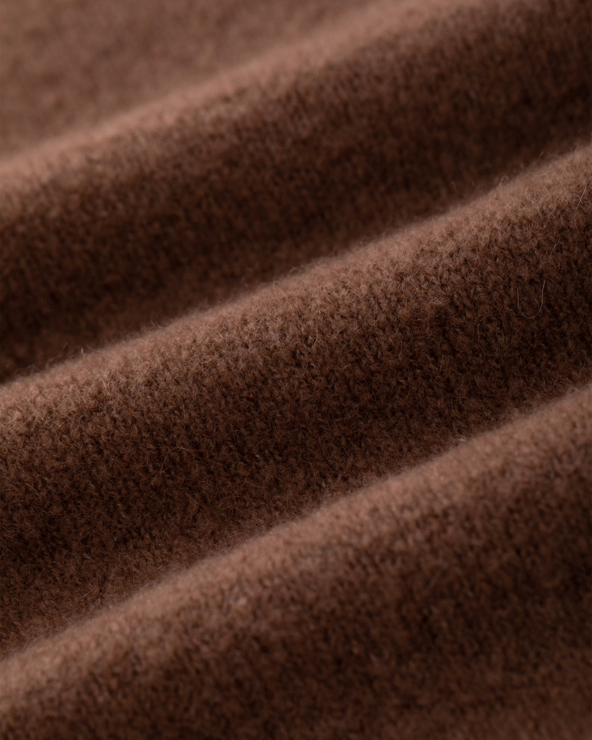 Damen Strickhose aus 80 % Kaschmir, 18 % Polyamid und 2 % Elastan in Maple – glatt gestrickte Hose in mittelschwerer Qualität mit gefilzter, besonders elastischer Oberfläche. Das Modell verfügt über einen Bund mit Gummizug, aufgesetzte Taschen sowie ein zum Saum hin ausgestelltes Bein und vereint hohen Tragekomfort mit einer modernen Silhouette.