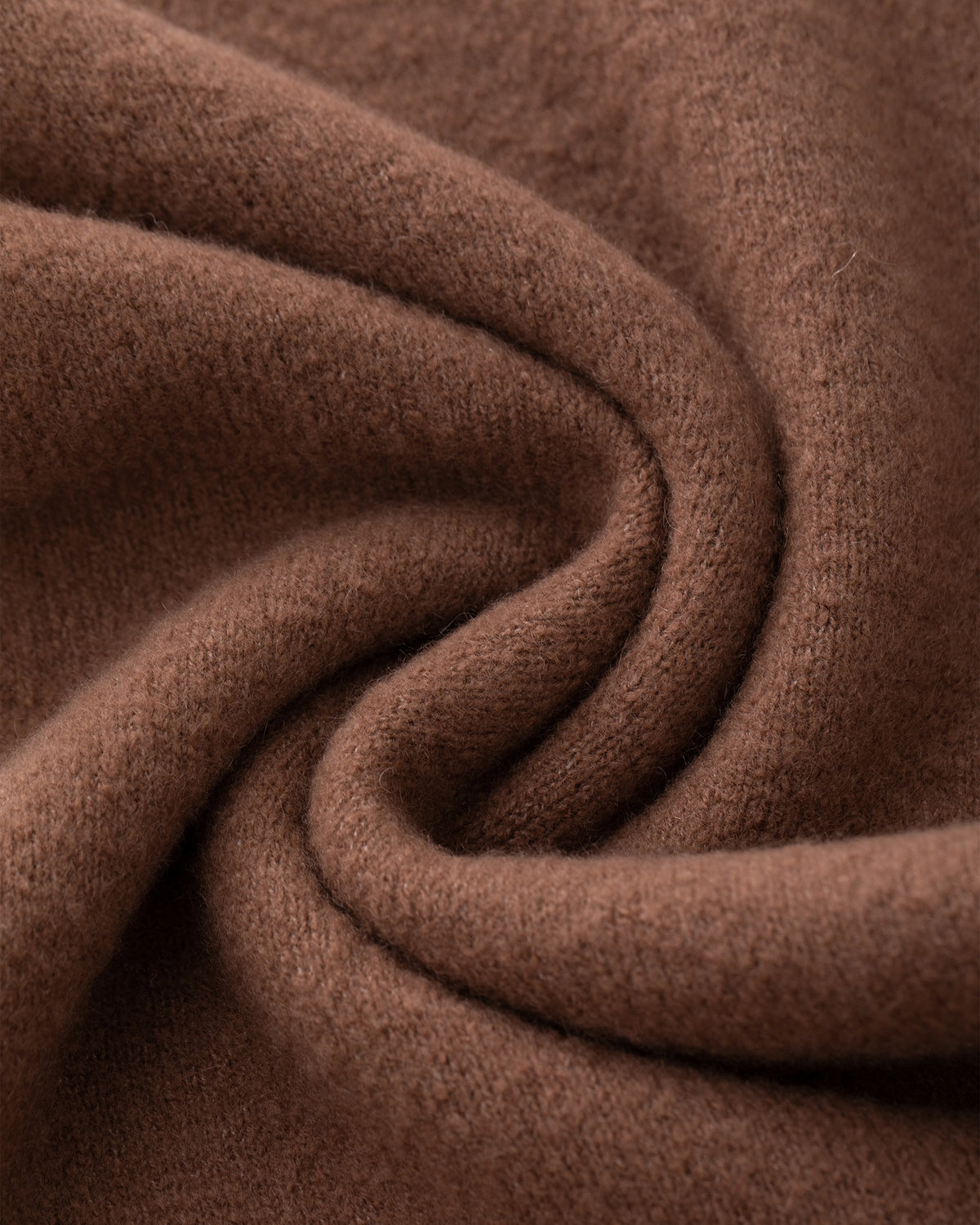 Damen Strickhose aus 80 % Kaschmir, 18 % Polyamid und 2 % Elastan in Maple – glatt gestrickte Hose in mittelschwerer Qualität mit gefilzter, besonders elastischer Oberfläche. Das Modell verfügt über einen Bund mit Gummizug, aufgesetzte Taschen sowie ein zum Saum hin ausgestelltes Bein und vereint hohen Tragekomfort mit einer modernen Silhouette.