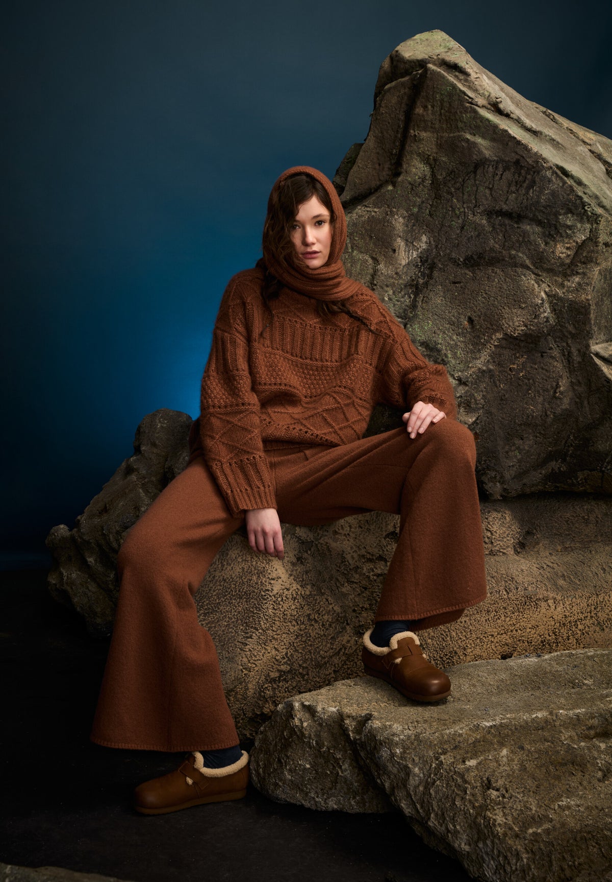 Damen Strickhose aus 80 % Kaschmir, 18 % Polyamid und 2 % Elastan in Maple – glatt gestrickte Hose in mittelschwerer Qualität mit gefilzter, besonders elastischer Oberfläche. Das Modell verfügt über einen Bund mit Gummizug, aufgesetzte Taschen sowie ein zum Saum hin ausgestelltes Bein und vereint hohen Tragekomfort mit einer modernen Silhouette.