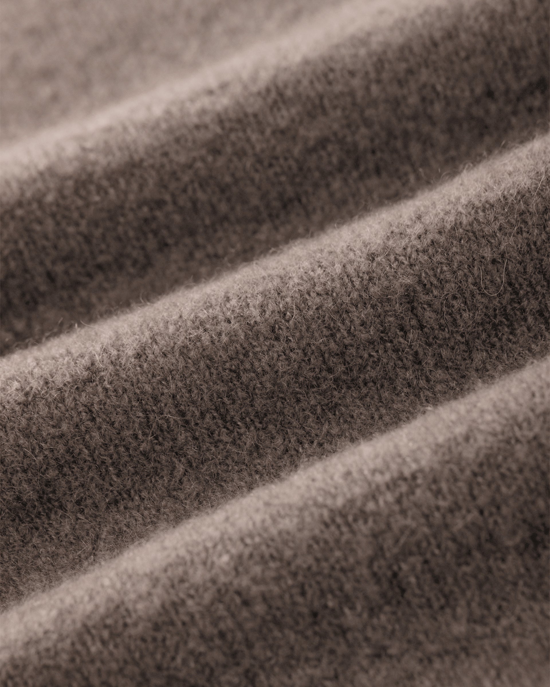 Damen Strickhose aus 80 % Kaschmir, 18 % Polyamid und 2 % Elastan in Natural Twine – glatt gestrickte Hose in mittelschwerer Qualität mit gefilzter, besonders elastischer Oberfläche. Das Modell verfügt über einen Bund mit Gummizug, aufgesetzte Taschen sowie ein zum Saum hin ausgestelltes Bein und vereint hohen Tragekomfort mit einer modernen Silhouette.