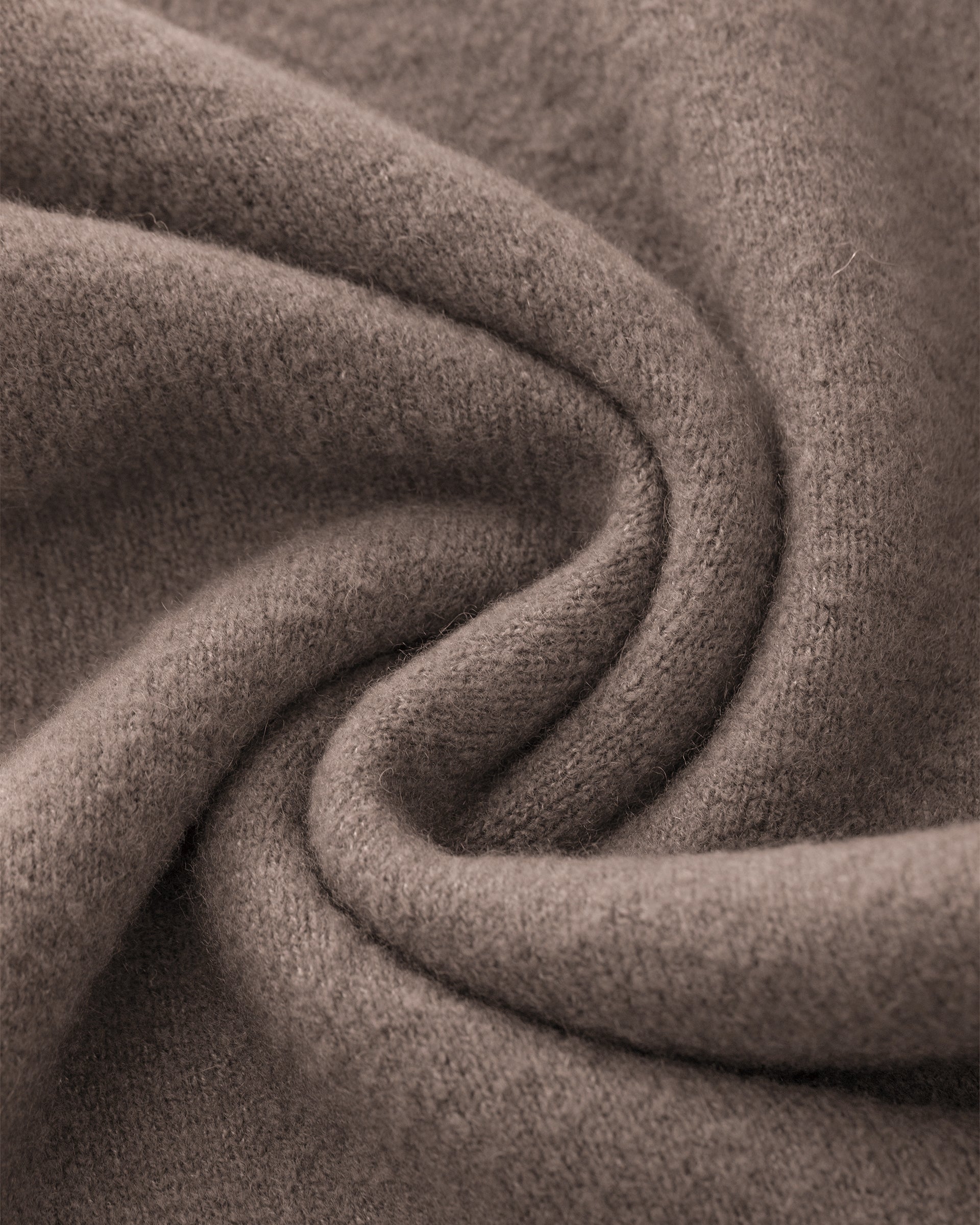 Damen Strickhose aus 80 % Kaschmir, 18 % Polyamid und 2 % Elastan in Natural Twine – glatt gestrickte Hose in mittelschwerer Qualität mit gefilzter, besonders elastischer Oberfläche. Das Modell verfügt über einen Bund mit Gummizug, aufgesetzte Taschen sowie ein zum Saum hin ausgestelltes Bein und vereint hohen Tragekomfort mit einer modernen Silhouette.