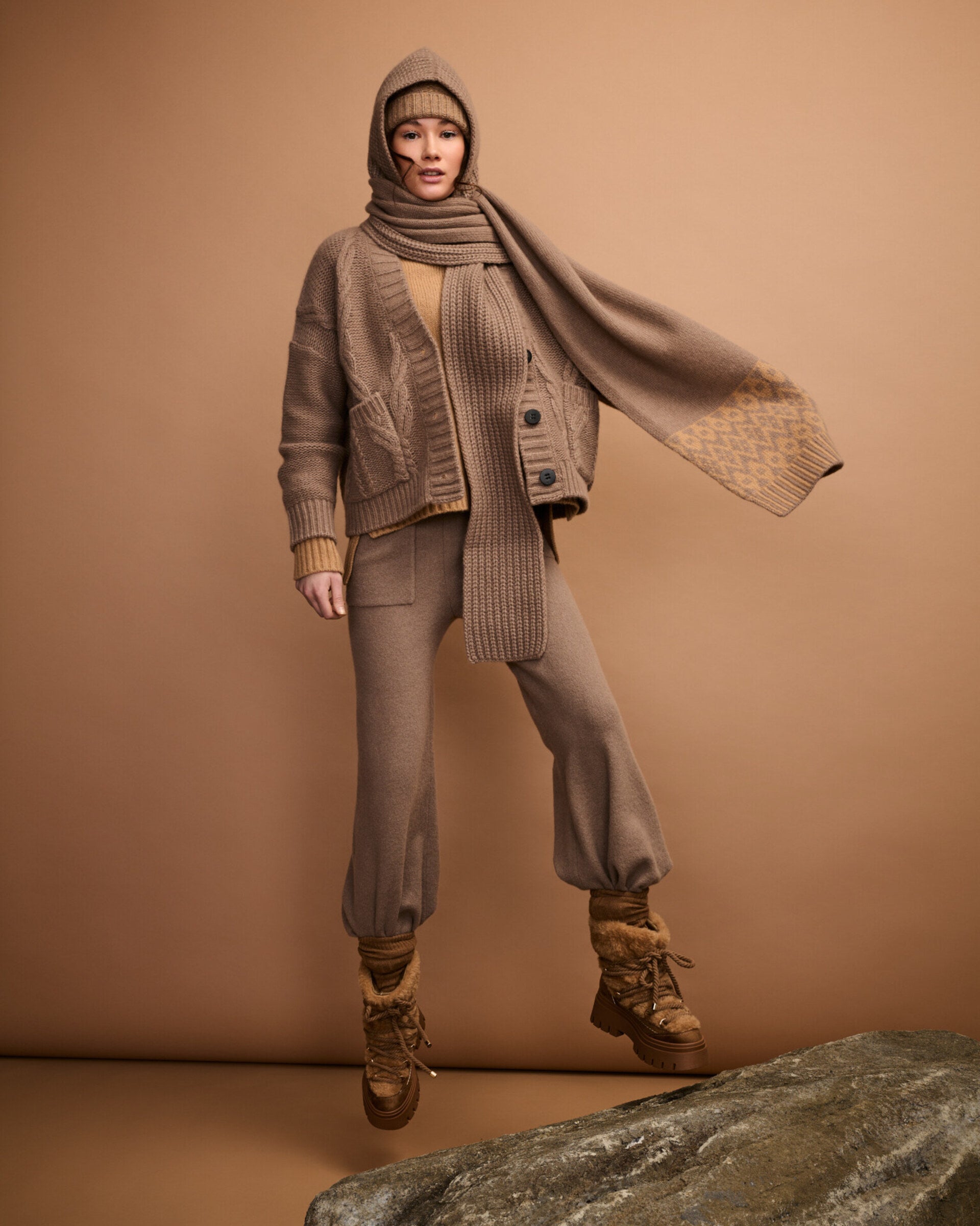 Damen Strickhose aus 80 % Kaschmir, 18 % Polyamid und 2 % Elastan in Natural Twine – glatt gestrickte Hose in mittelschwerer Qualität mit gefilzter, besonders elastischer Oberfläche. Das Modell verfügt über einen Bund mit Gummizug, aufgesetzte Taschen sowie ein zum Saum hin ausgestelltes Bein und vereint hohen Tragekomfort mit einer modernen Silhouette.