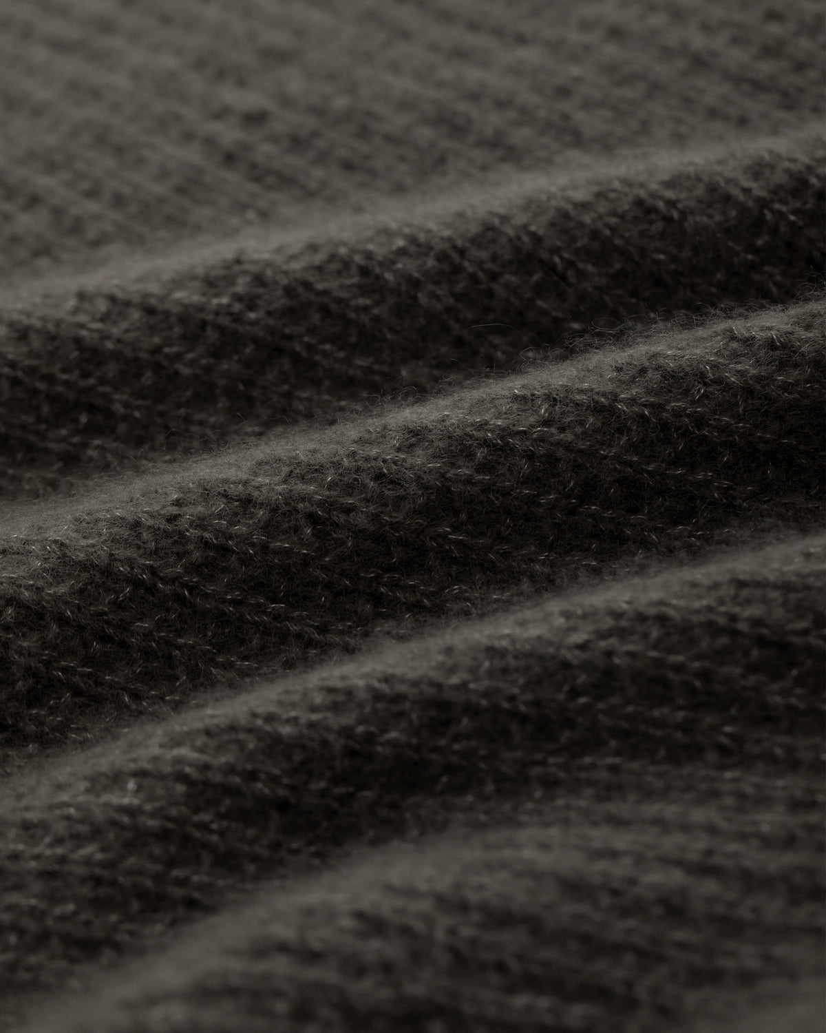Damen Strickkleid aus 75 % Kaschmir und 25 % Seide in Black Forest – Strickkleid mit strukturiertem Strickmuster in mittelschwerer Qualität und körperbetonter Passform, die ab der Taille in eine feminine A-Linie übergeht. Das Modell verfügt über einen Rundhalsausschnitt mit Kragen in Rippstruktur sowie klassische, lange, schmale Ärmel und verbindet zeitlose Eleganz mit einer modernen Silhouette.