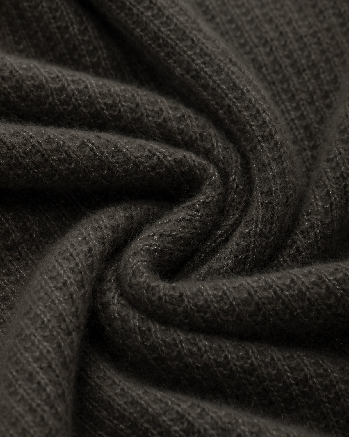 Damen Strickkleid aus 75 % Kaschmir und 25 % Seide in Black Forest – Strickkleid mit strukturiertem Strickmuster in mittelschwerer Qualität und körperbetonter Passform, die ab der Taille in eine feminine A-Linie übergeht. Das Modell verfügt über einen Rundhalsausschnitt mit Kragen in Rippstruktur sowie klassische, lange, schmale Ärmel und verbindet zeitlose Eleganz mit einer modernen Silhouette.