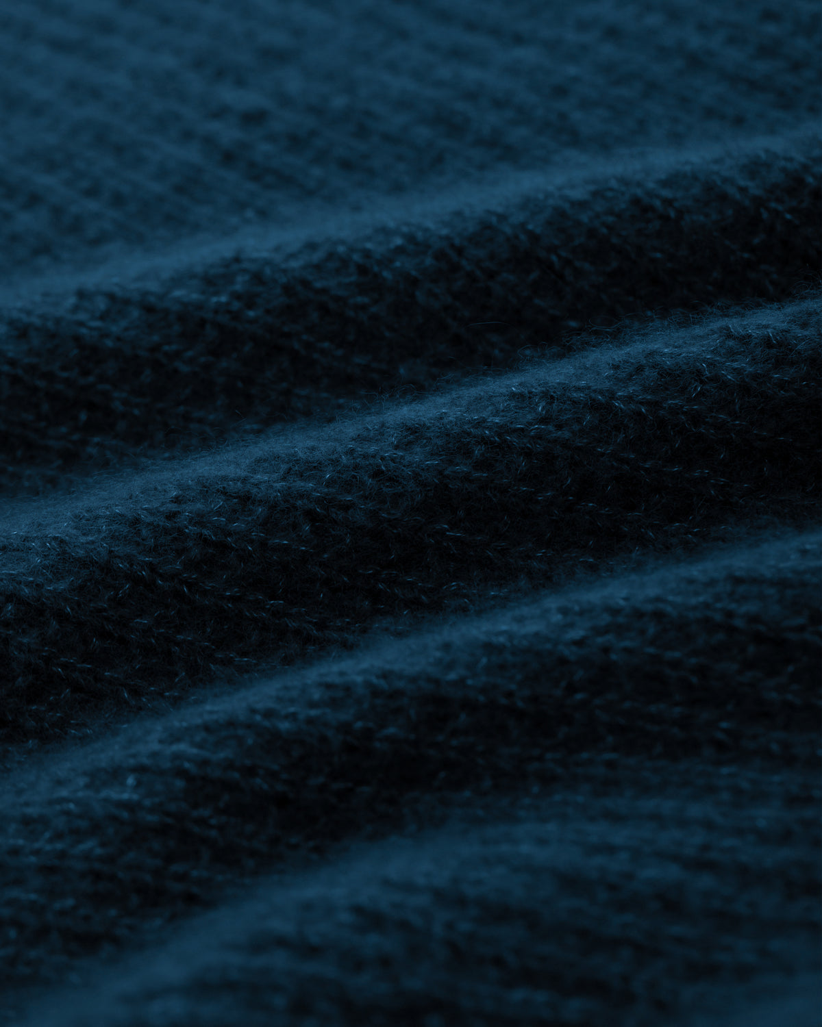 Damen Strickkleid aus 75 % Kaschmir und 25 % Seide in Midnight Teal – Strickkleid mit strukturiertem Strickmuster in mittelschwerer Qualität und körperbetonter Passform, die ab der Taille in eine feminine A-Linie übergeht. Das Modell verfügt über einen Rundhalsausschnitt mit Kragen in Rippstruktur sowie klassische, lange, schmale Ärmel und verbindet zeitlose Eleganz mit einer modernen Silhouette.