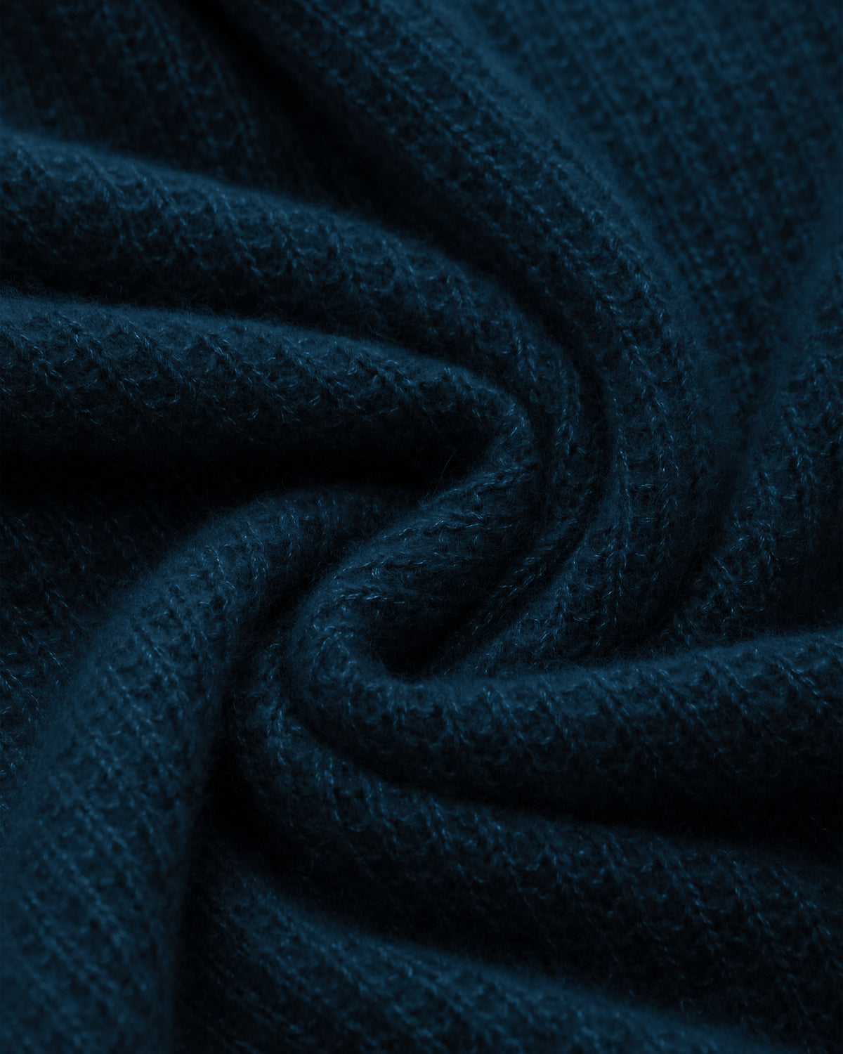 Damen Strickkleid aus 75 % Kaschmir und 25 % Seide in Midnight Teal – Strickkleid mit strukturiertem Strickmuster in mittelschwerer Qualität und körperbetonter Passform, die ab der Taille in eine feminine A-Linie übergeht. Das Modell verfügt über einen Rundhalsausschnitt mit Kragen in Rippstruktur sowie klassische, lange, schmale Ärmel und verbindet zeitlose Eleganz mit einer modernen Silhouette.