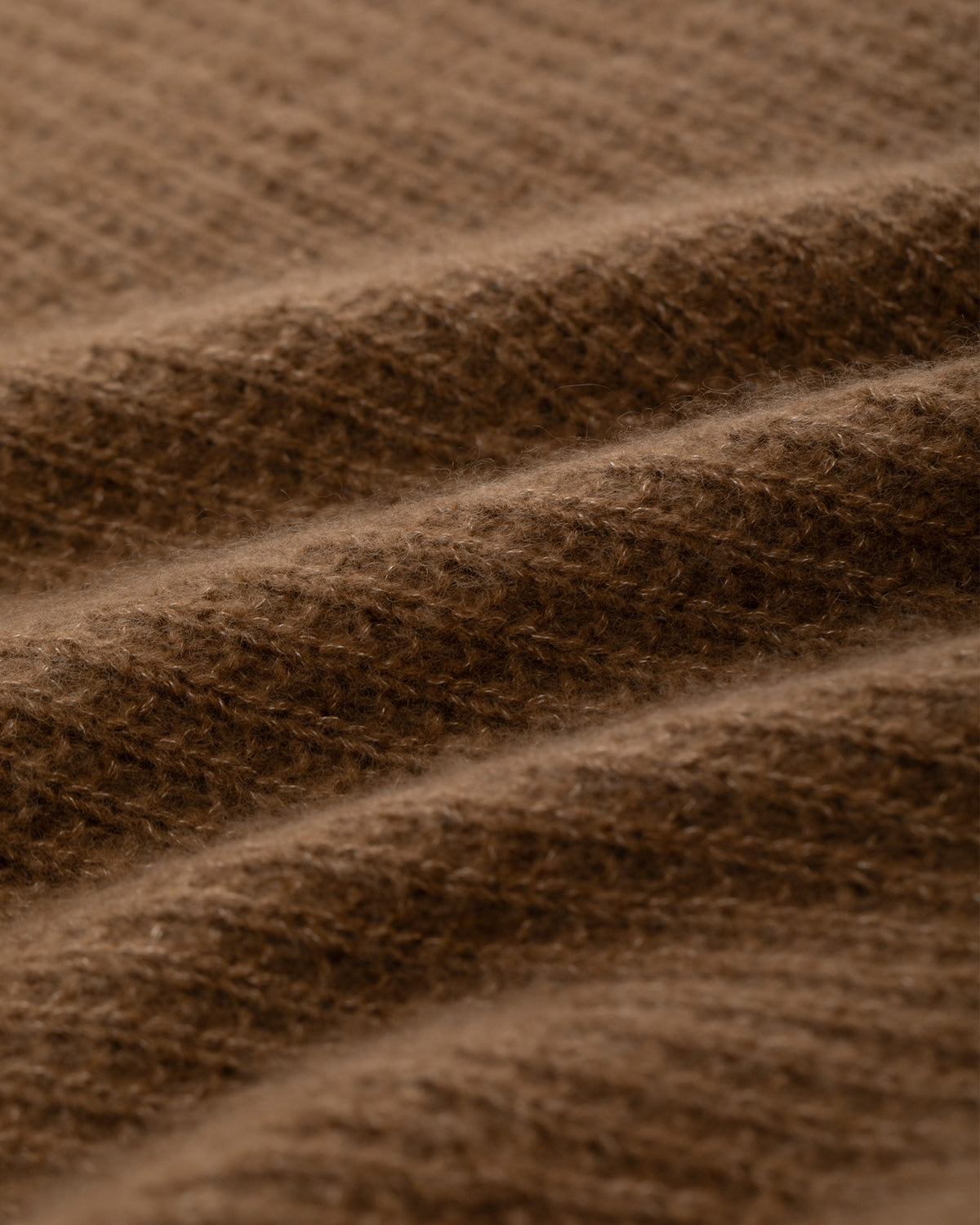 Damen Strickkleid aus 75 % Kaschmir und 25 % Seide in Vintage Cocoa – Strickkleid mit strukturiertem Strickmuster in mittelschwerer Qualität und körperbetonter Passform, die ab der Taille in eine feminine A-Linie übergeht. Das Modell verfügt über einen Rundhalsausschnitt mit Kragen in Rippstruktur sowie klassische, lange, schmale Ärmel und verbindet zeitlose Eleganz mit einer modernen Silhouette.