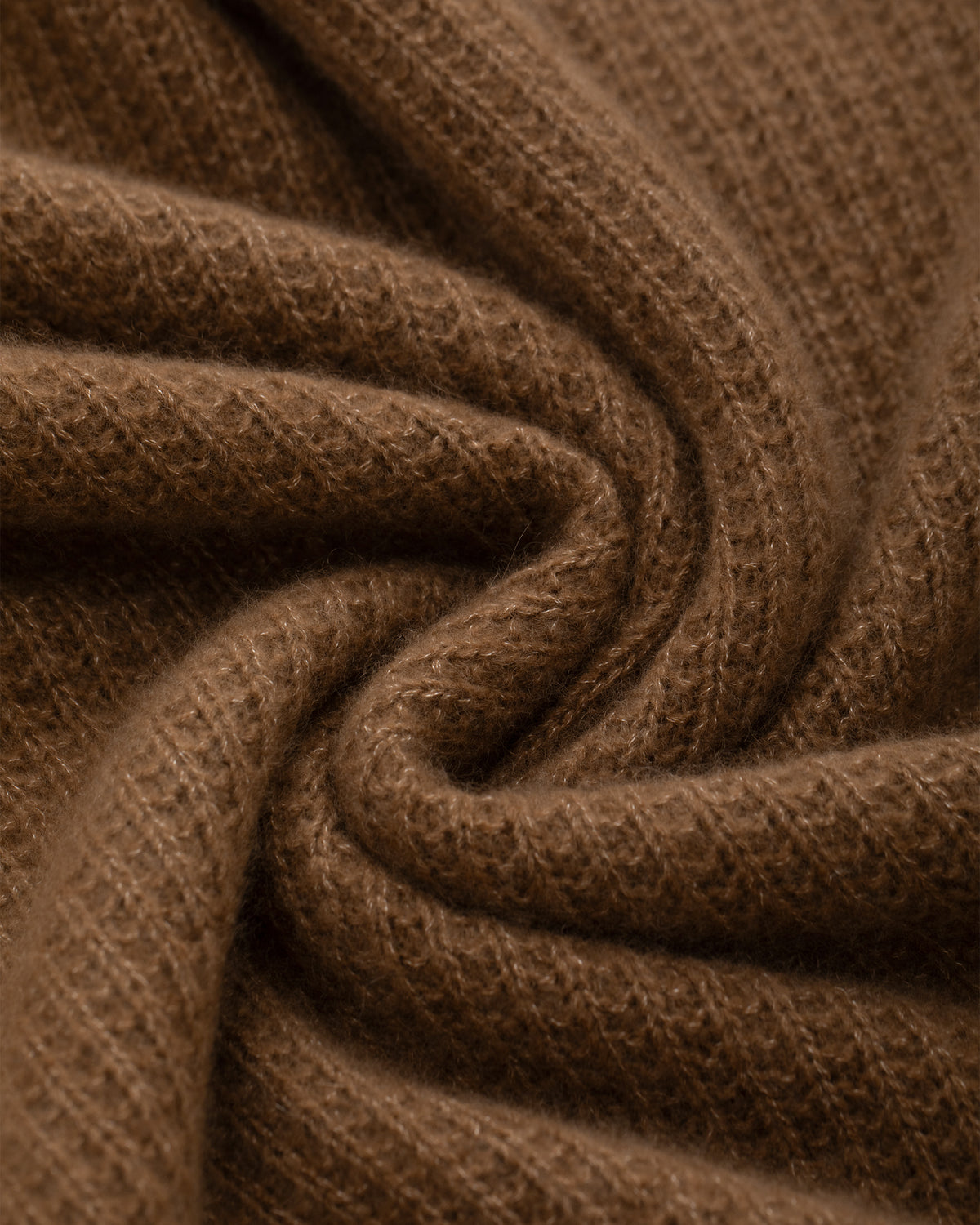 Damen Strickkleid aus 75 % Kaschmir und 25 % Seide in Vintage Cocoa – Strickkleid mit strukturiertem Strickmuster in mittelschwerer Qualität und körperbetonter Passform, die ab der Taille in eine feminine A-Linie übergeht. Das Modell verfügt über einen Rundhalsausschnitt mit Kragen in Rippstruktur sowie klassische, lange, schmale Ärmel und verbindet zeitlose Eleganz mit einer modernen Silhouette.