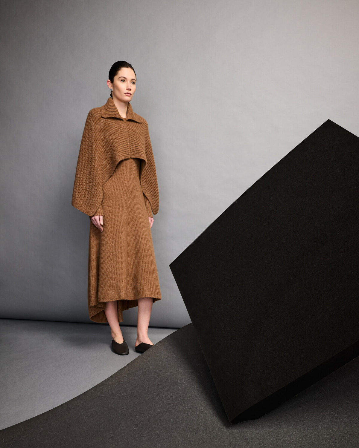 Damen Strickkleid aus 75 % Kaschmir und 25 % Seide in Vintage Cocoa – Strickkleid mit strukturiertem Strickmuster in mittelschwerer Qualität und körperbetonter Passform, die ab der Taille in eine feminine A-Linie übergeht. Das Modell verfügt über einen Rundhalsausschnitt mit Kragen in Rippstruktur sowie klassische, lange, schmale Ärmel und verbindet zeitlose Eleganz mit einer modernen Silhouette.