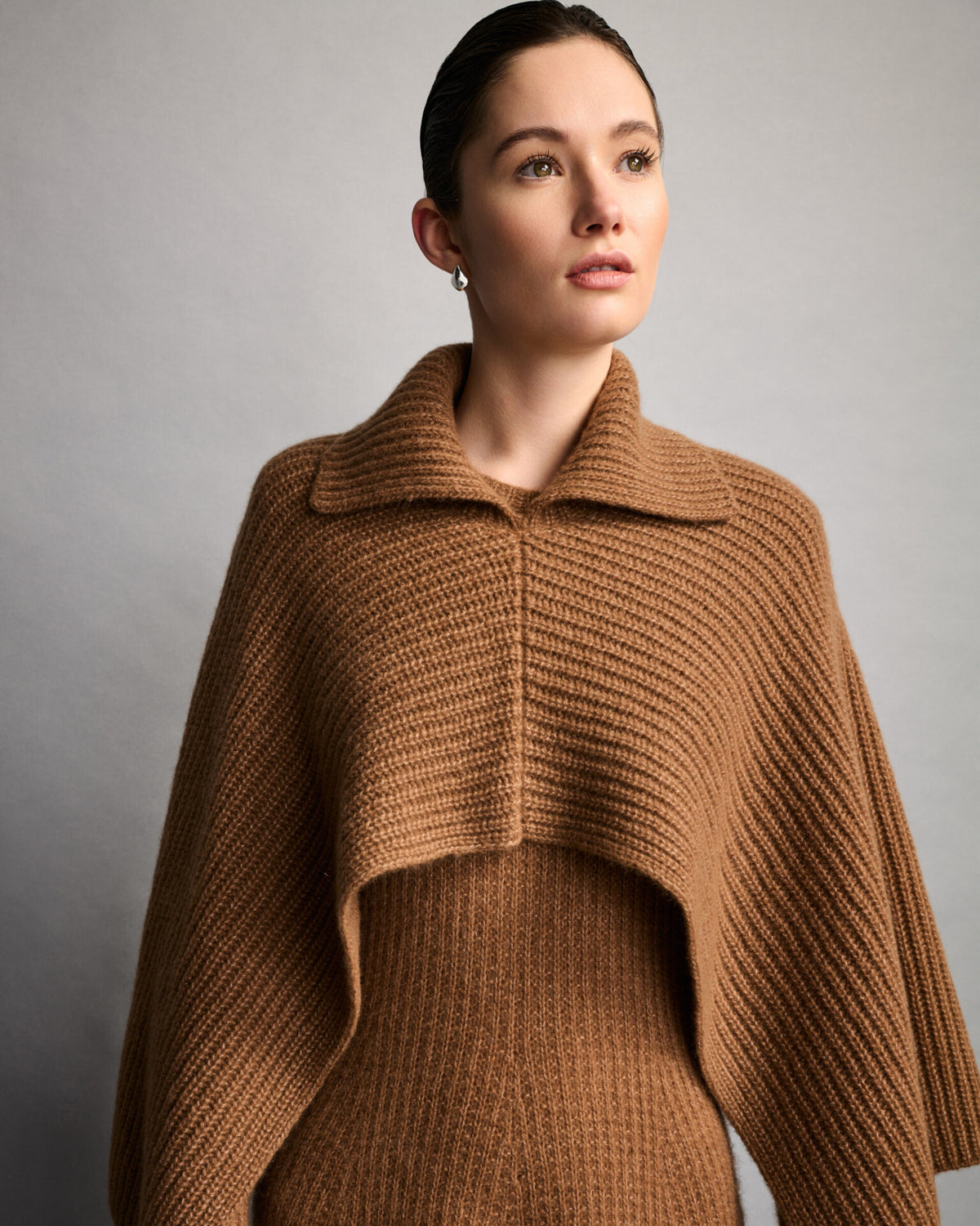 Damen Strickkleid aus 75 % Kaschmir und 25 % Seide in Vintage Cocoa – Strickkleid mit strukturiertem Strickmuster in mittelschwerer Qualität und körperbetonter Passform, die ab der Taille in eine feminine A-Linie übergeht. Das Modell verfügt über einen Rundhalsausschnitt mit Kragen in Rippstruktur sowie klassische, lange, schmale Ärmel und verbindet zeitlose Eleganz mit einer modernen Silhouette.