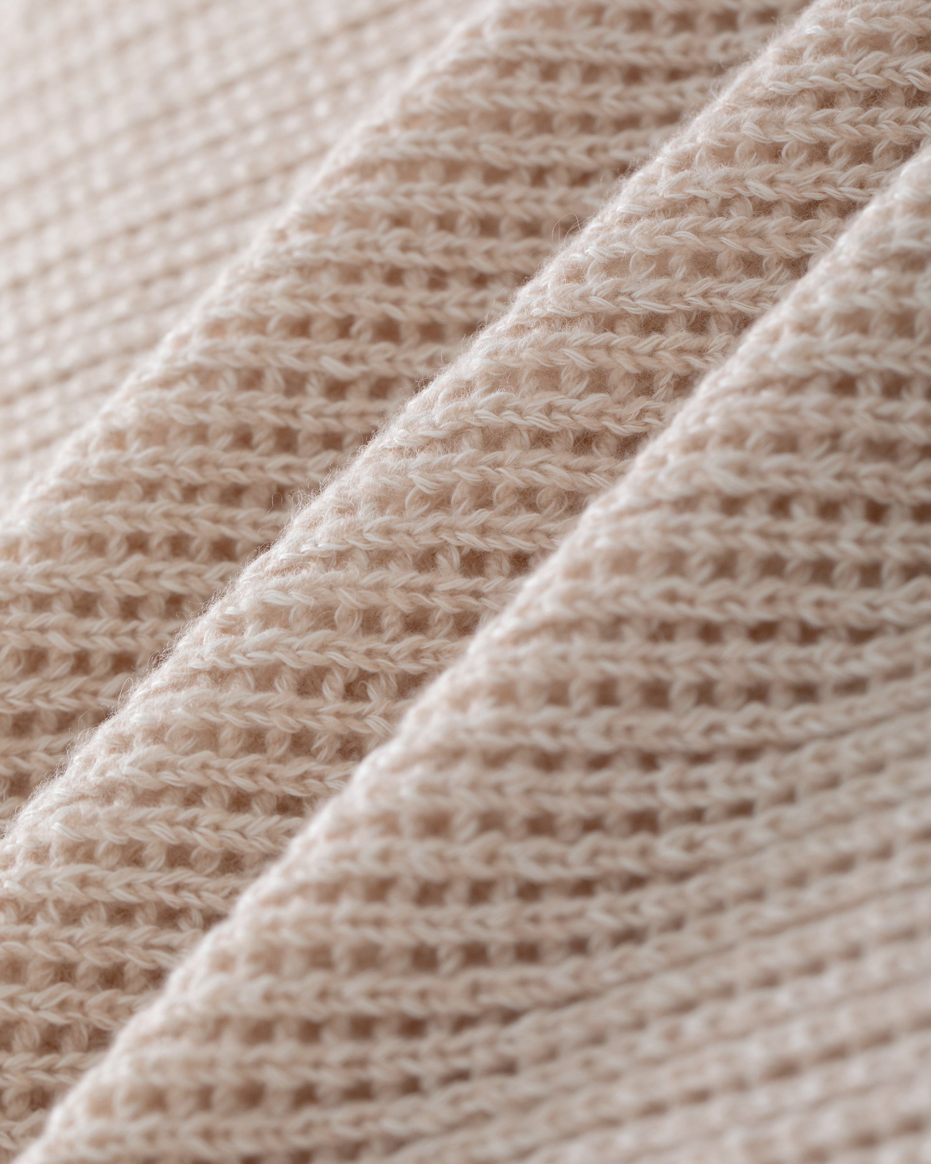 Damen Kurzarm-Pullover aus 63 % Leinen und 37 % Kaschmir in atlas (hellbeige) – mittelschwerer, oversized geschnittener Pullover mit transparentem Lochmuster, großem Rundhalsausschnitt mit Rippkragen, überschnittener Schulter, Halbarm sowie Rippbündchen an Ärmeln und Saum