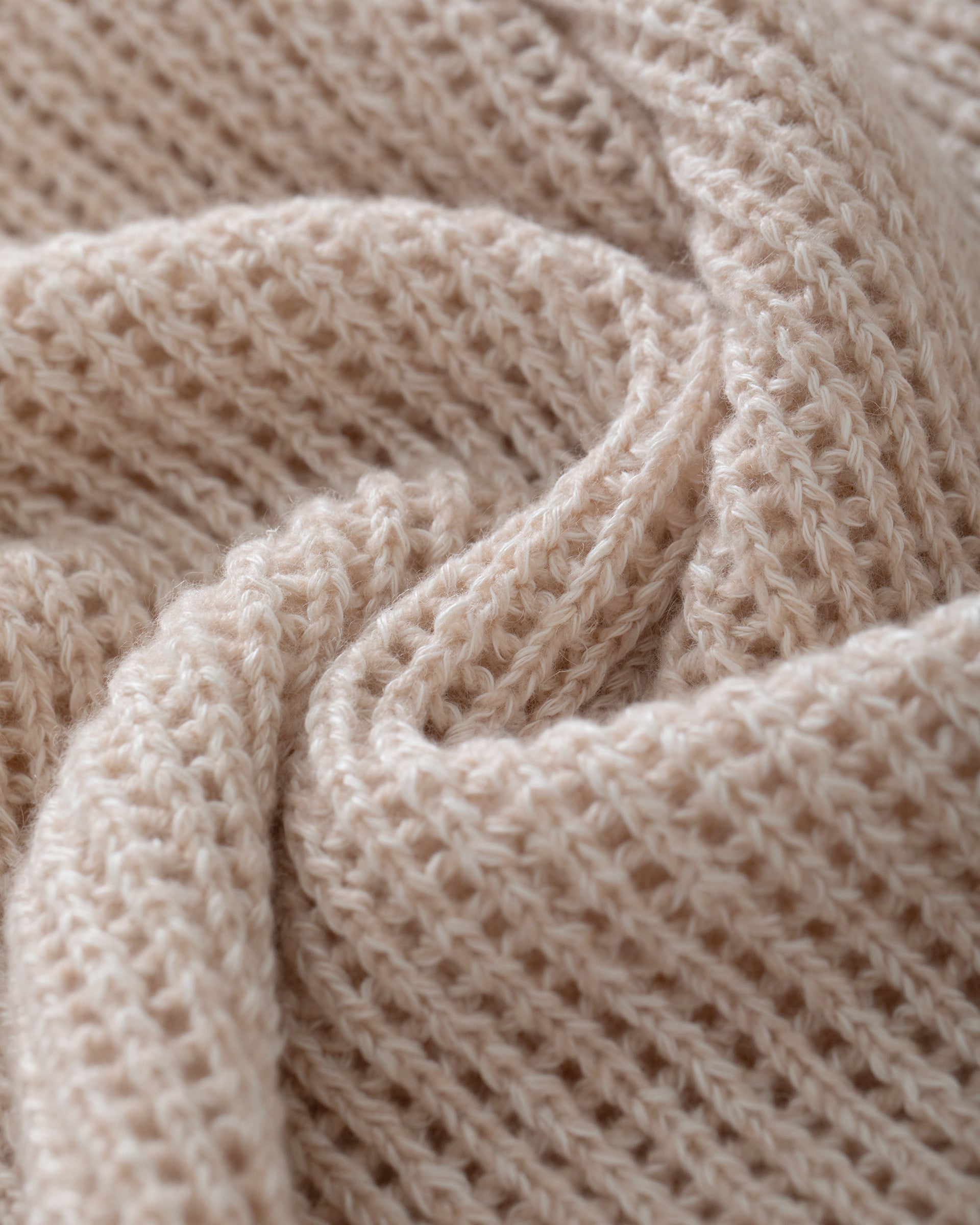 Damen Kurzarm-Pullover aus 63 % Leinen und 37 % Kaschmir in atlas (hellbeige) – mittelschwerer, oversized geschnittener Pullover mit transparentem Lochmuster, großem Rundhalsausschnitt mit Rippkragen, überschnittener Schulter, Halbarm sowie Rippbündchen an Ärmeln und Saum