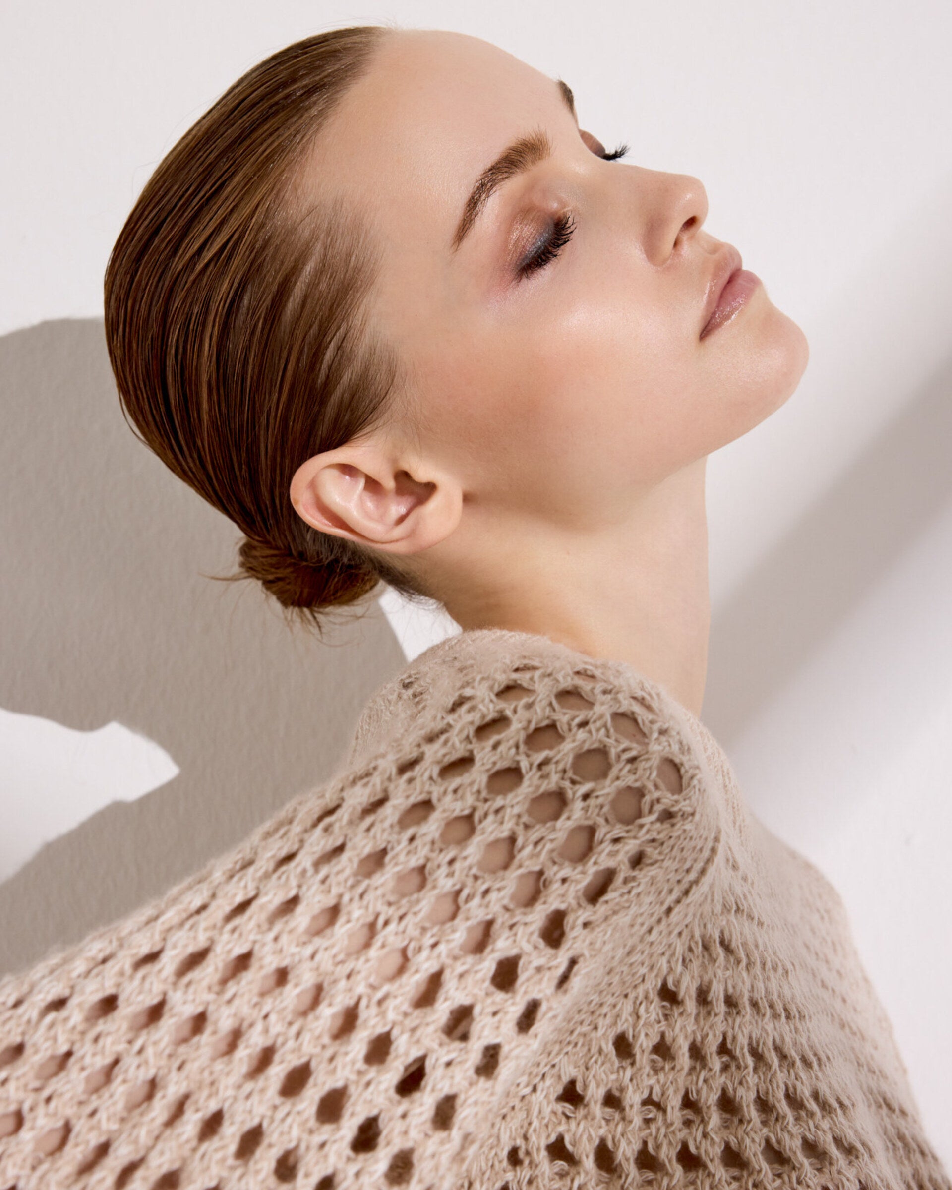 Damen Pullover aus 63 % Leinen und 37 % Kaschmir in barley (hellbeige) – grob gestrickter Pullover mit transparentem Lochmuster in oversized Passform, großem Rundhalsausschnitt mit Rippkragen, Raglanärmeln, langen weiten Ärmeln sowie Rippbündchen an Ärmeln und Saum