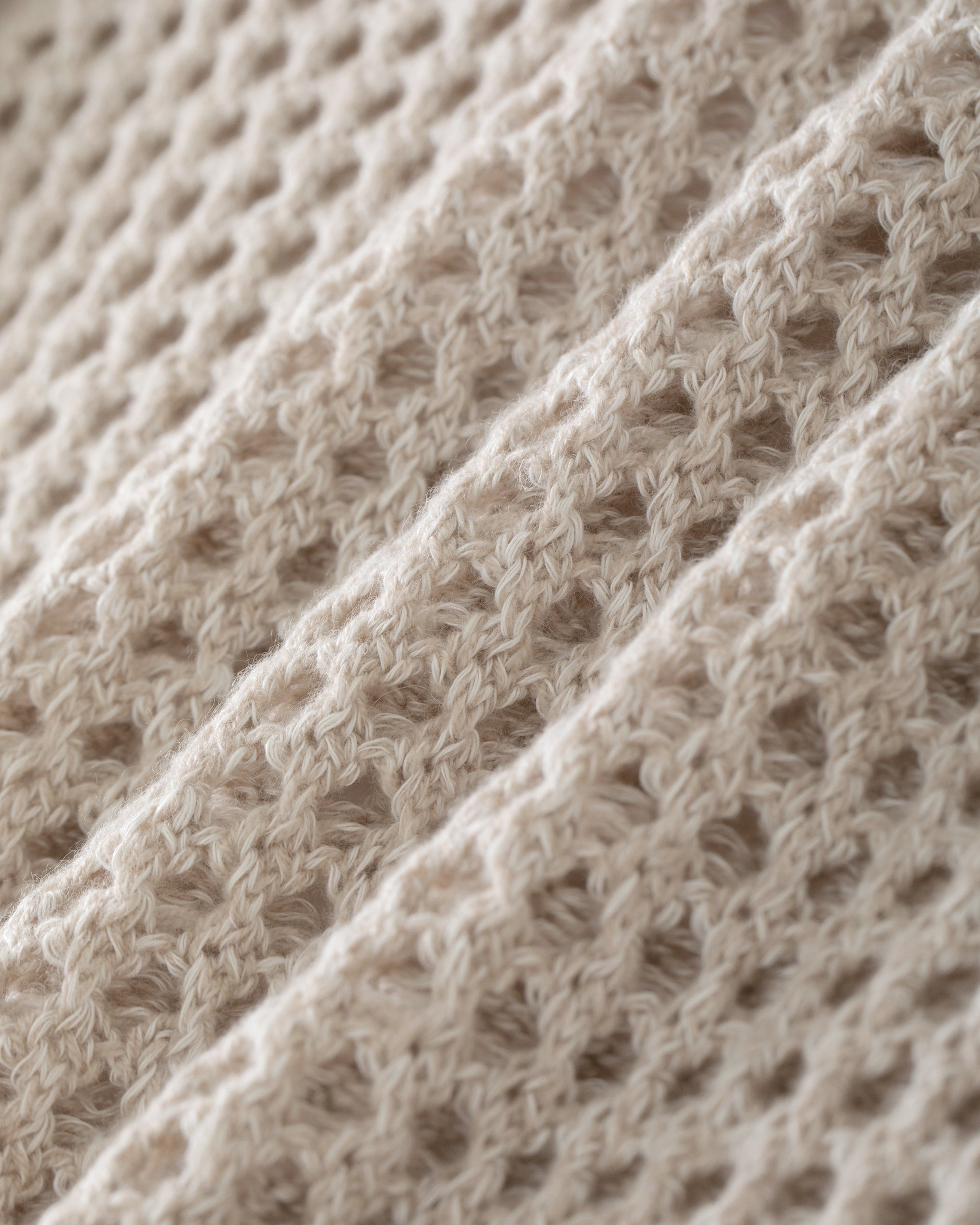 Damen Pullover aus 63 % Leinen und 37 % Kaschmir in barley (hellbeige) – grob gestrickter Pullover mit transparentem Lochmuster in oversized Passform, großem Rundhalsausschnitt mit Rippkragen, Raglanärmeln, langen weiten Ärmeln sowie Rippbündchen an Ärmeln und Saum