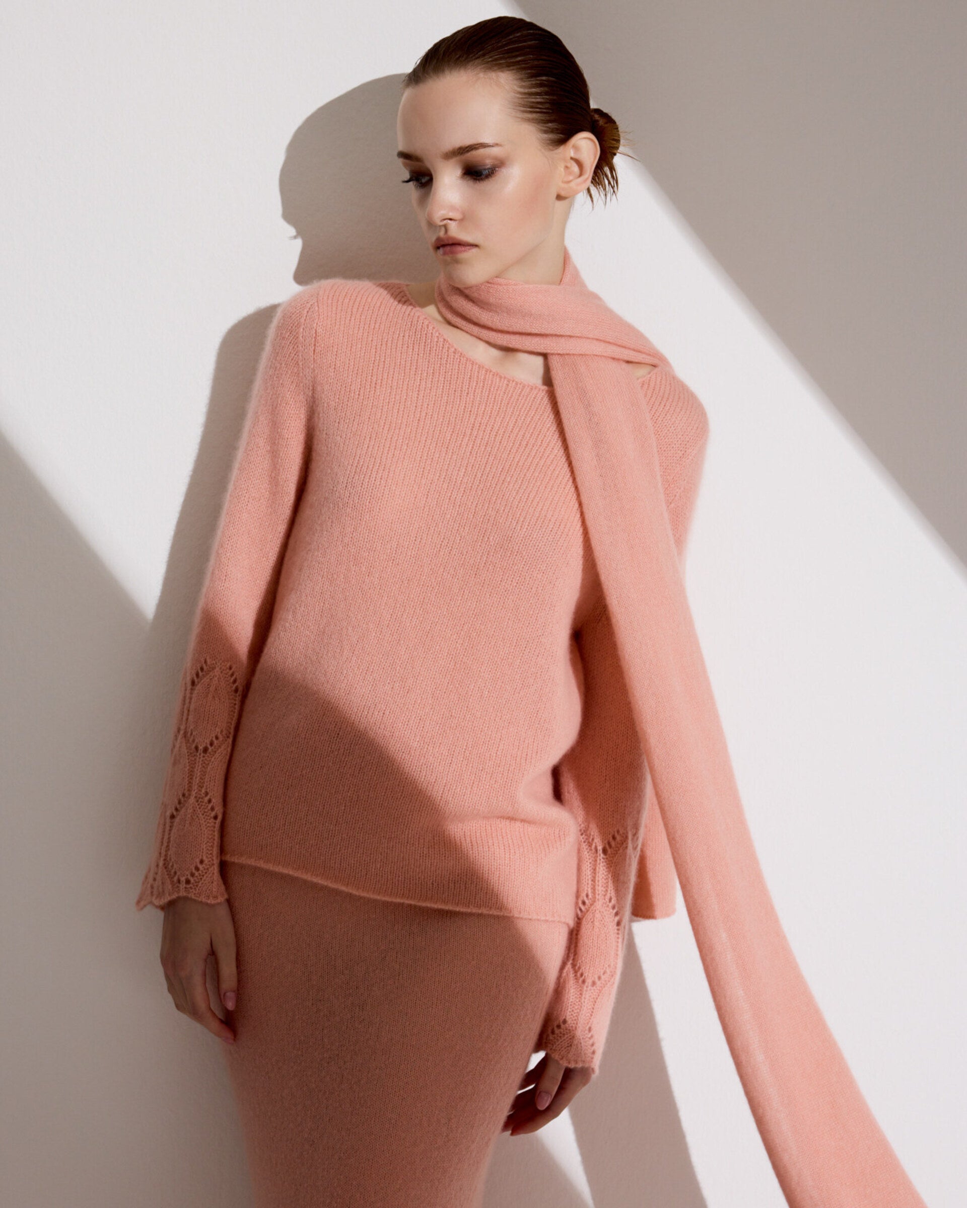 Damen Pullover aus 75 % Kaschmir und 25 % Seide in orange blush (pfirsich) – mittelschwerer, glatt gestrickter Pullover mit dekorativem Lochmuster an den Ärmeln, lässig figurbetonter Passform, U-Boot-Ausschnitt, klassischer Schulter sowie langen, schmalen und geraden Ärmeln