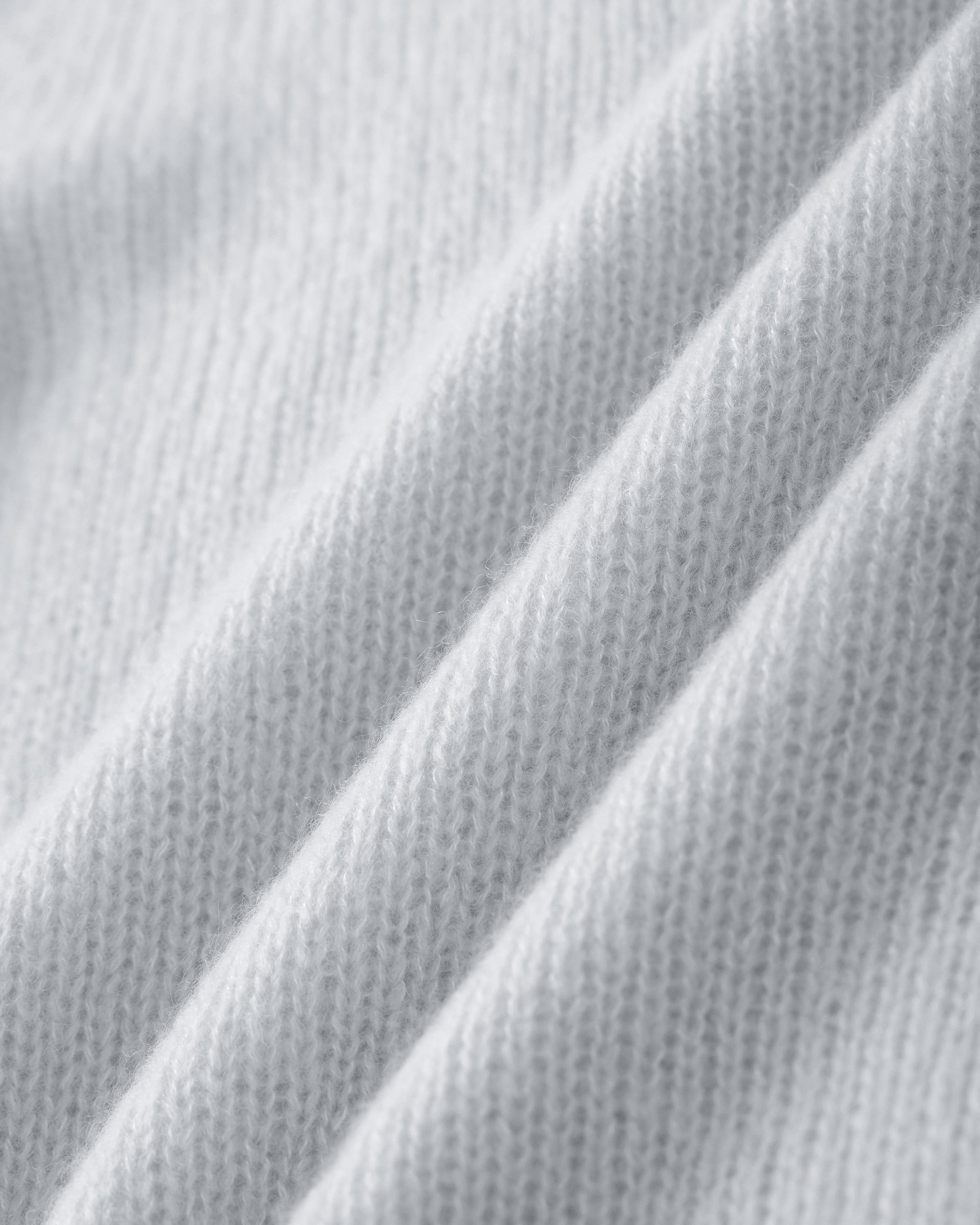 Damen Pullover aus 75 % Kaschmir und 25 % Seide in bluish white (hellblau) – mittelschwerer, glatt gestrickter Pullover mit dekorativem Lochmuster an den Ärmeln, lässig figurbetonter Passform, U-Boot-Ausschnitt, klassischer Schulter sowie langen, schmalen und geraden Ärmeln