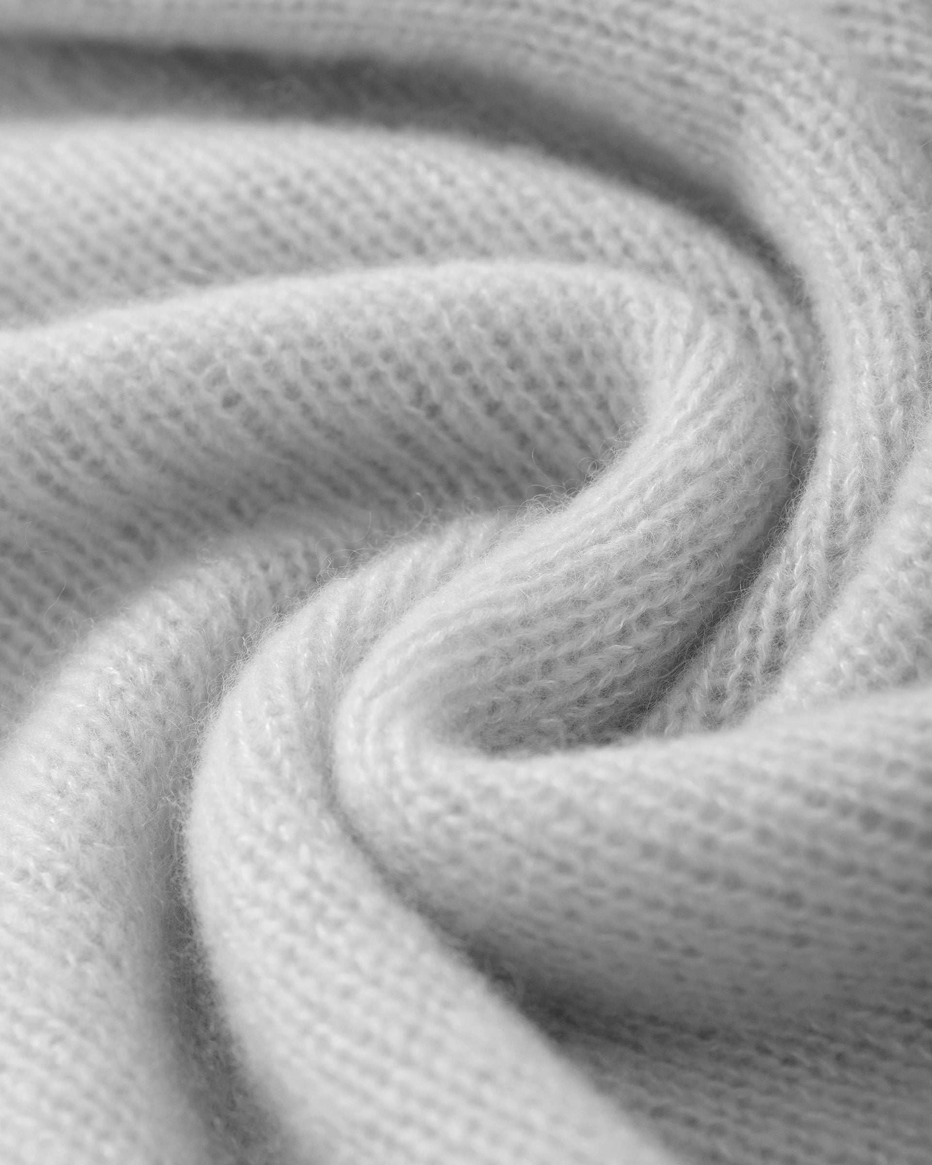 Damen Pullover aus 75 % Kaschmir und 25 % Seide in bluish white (hellblau) – mittelschwerer, glatt gestrickter Pullover mit dekorativem Lochmuster an den Ärmeln, lässig figurbetonter Passform, U-Boot-Ausschnitt, klassischer Schulter sowie langen, schmalen und geraden Ärmeln