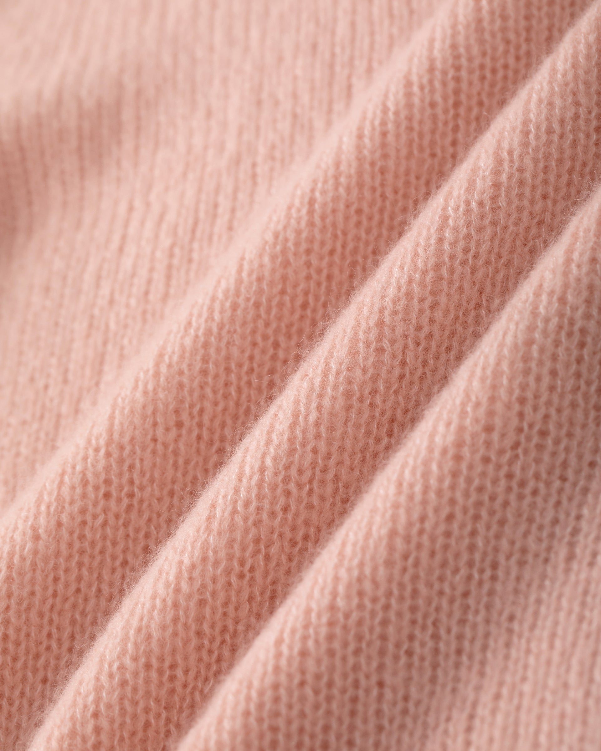 Damen Pullover aus 75 % Kaschmir und 25 % Seide in orange blush (pfirsich) – mittelschwerer, glatt gestrickter Pullover mit dekorativem Lochmuster an den Ärmeln, lässig figurbetonter Passform, U-Boot-Ausschnitt, klassischer Schulter sowie langen, schmalen und geraden Ärmeln
