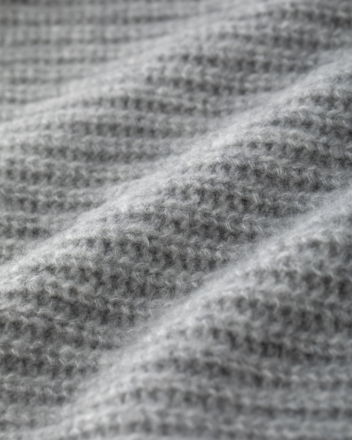 Damen Pullover aus 75 % Kaschmir und 25 % Seide in Husky – Pullover in grober Halbpatent-Strickstruktur mit locker fallender Passform. Der Stehkragen, Raglanärmel sowie die langen, schmalen Ärmel mit umgeschlagenen Bündchen verleihen dem Modell eine moderne Silhouette. Seitliche Schlitze sorgen für zusätzlichen Tragekomfort und runden das zeitlose Design ab.
