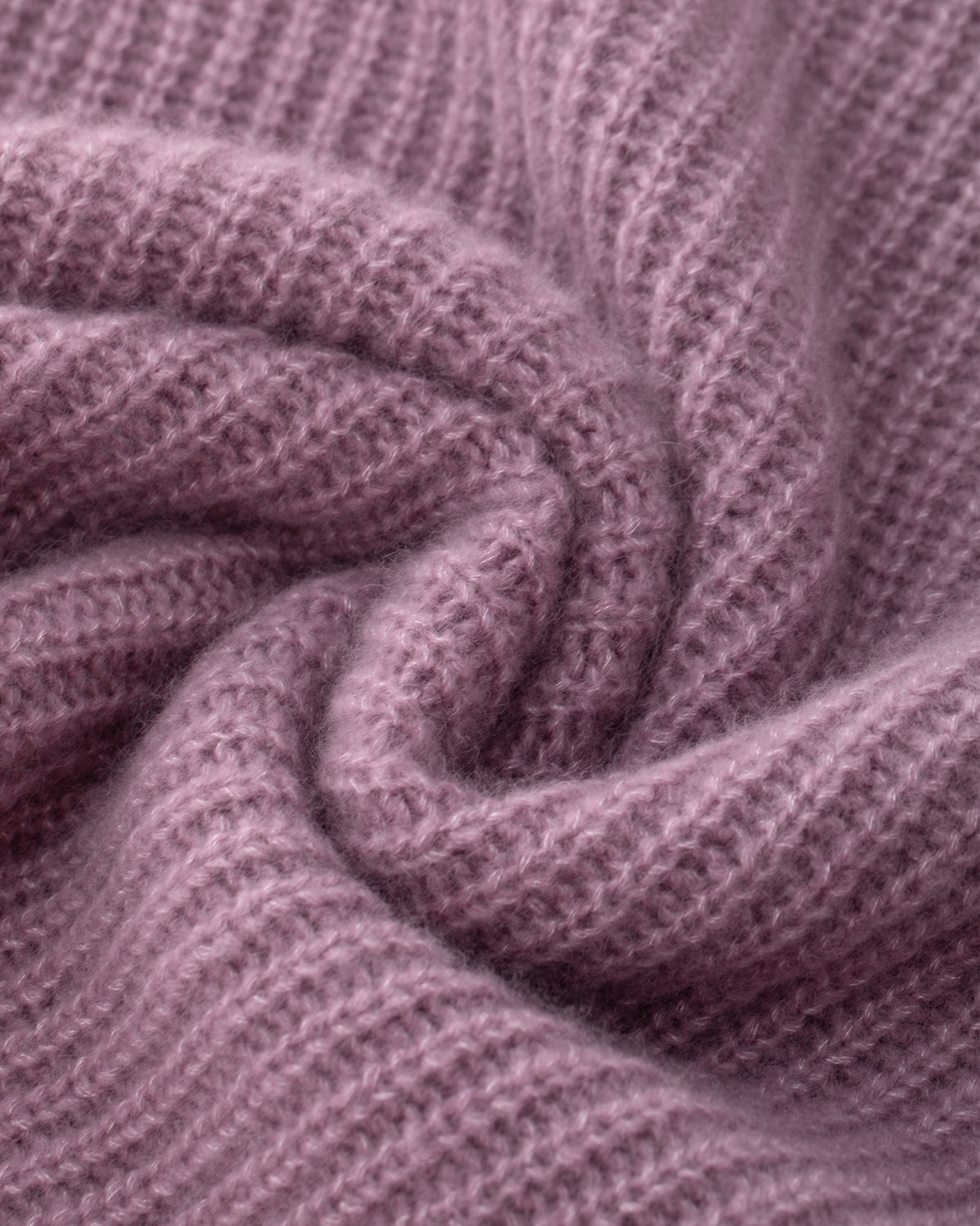 Damen Pullover aus 75 % Kaschmir und 25 % Seide in Lilac Mist – Pullover in grober Halbpatent-Strickstruktur mit locker fallender Passform. Der Stehkragen, Raglanärmel sowie die langen, schmalen Ärmel mit umgeschlagenen Bündchen verleihen dem Modell eine moderne Silhouette. Seitliche Schlitze sorgen für zusätzlichen Tragekomfort und runden das zeitlose Design ab.