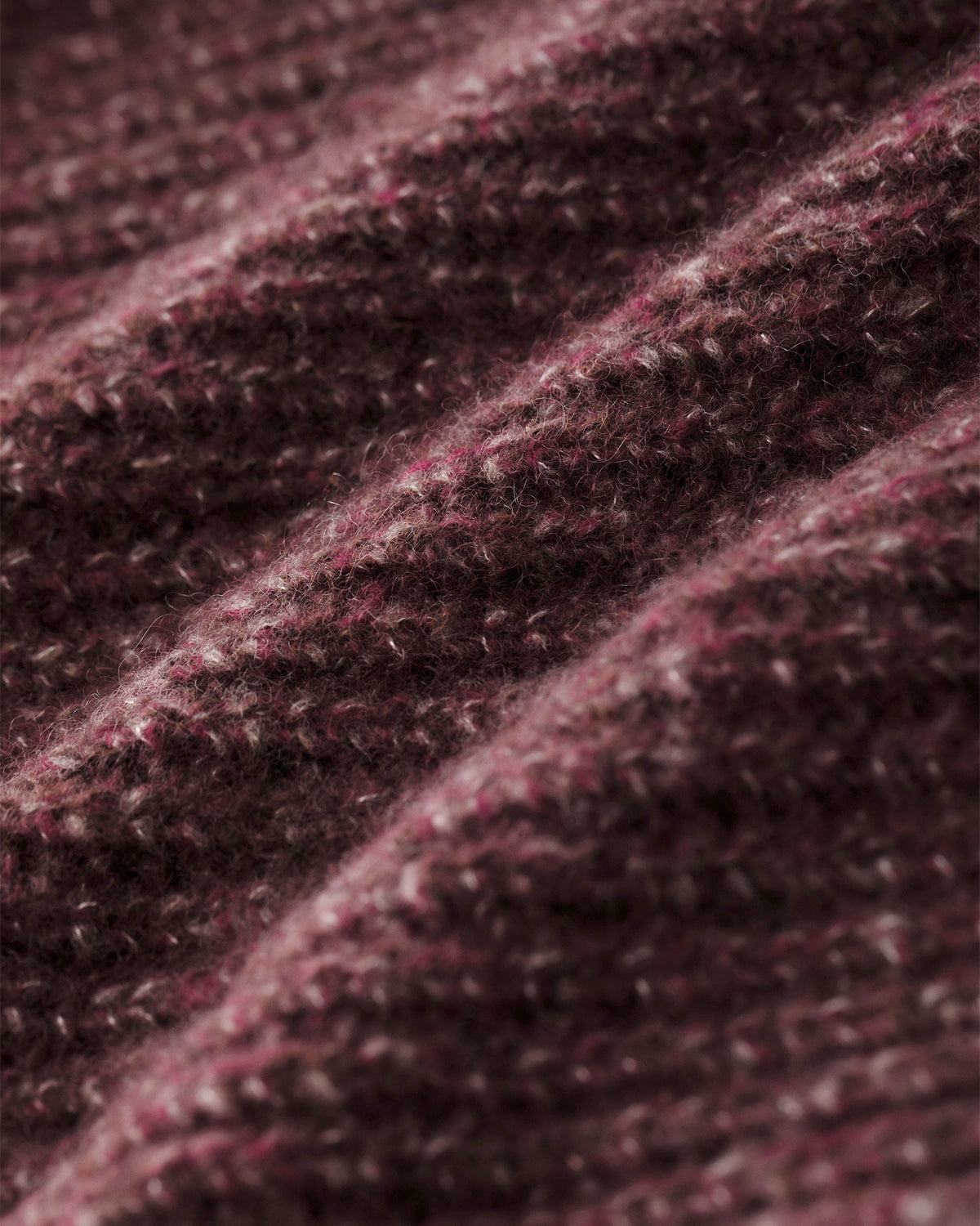 Damen Pullover aus 75 % Kaschmir und 25 % Seide in Vixen – Pullover in grober Halbpatent-Strickstruktur mit locker fallender Passform. Der Stehkragen, Raglanärmel sowie die langen, schmalen Ärmel mit umgeschlagenen Bündchen verleihen dem Modell eine moderne Silhouette. Seitliche Schlitze sorgen für zusätzlichen Tragekomfort und runden das zeitlose Design ab.